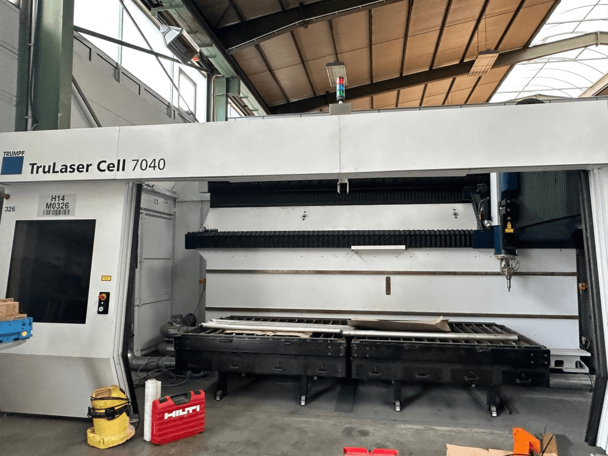 Maszyna do cięcia laserowego CO₂ TRUMPF TruLaser Cell 7040 – widok z przodu, przedstawiający panel sterowania i obszar cięcia.
