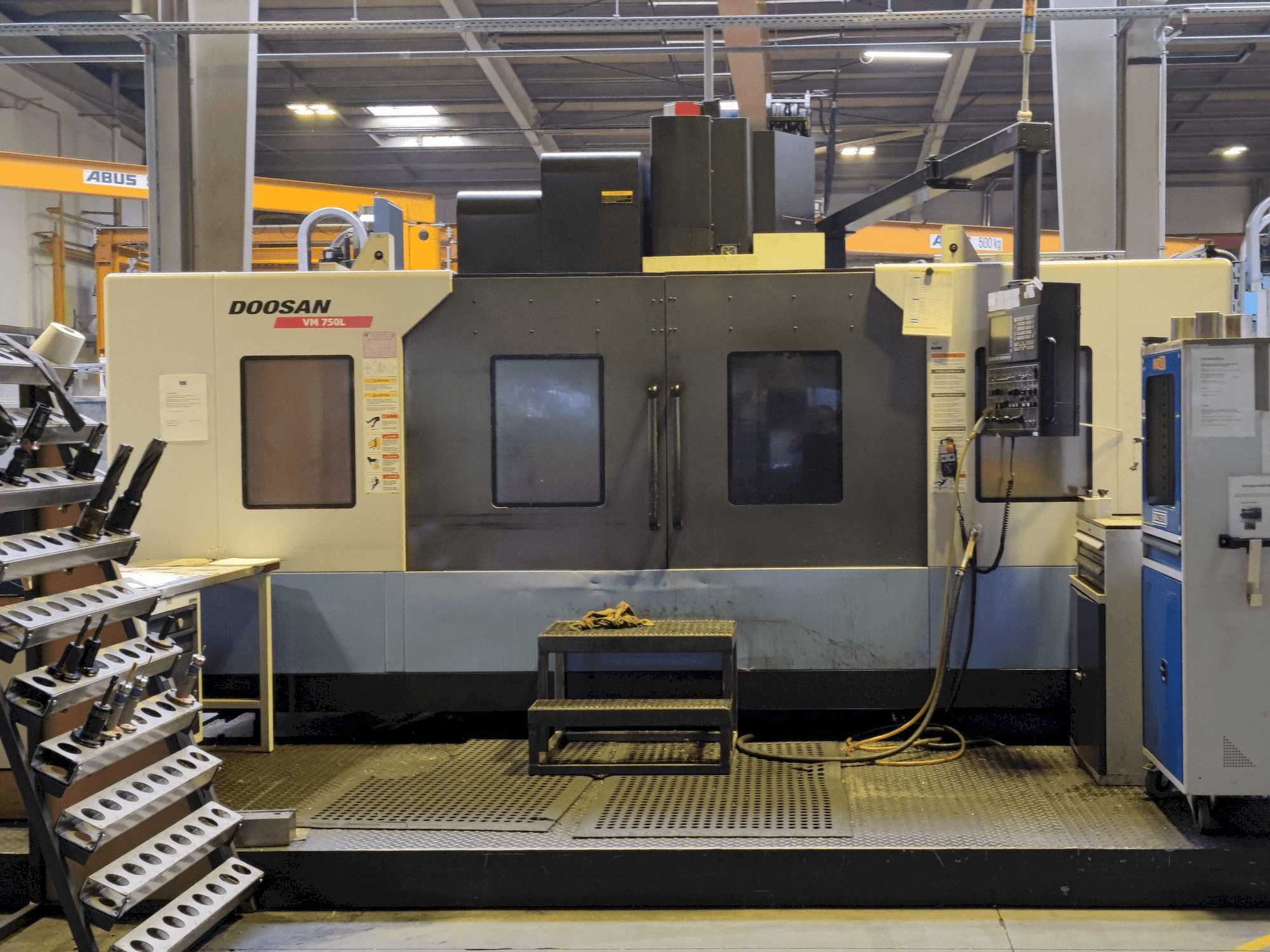 Widok z przodu maszyny Doosan VM 750L
