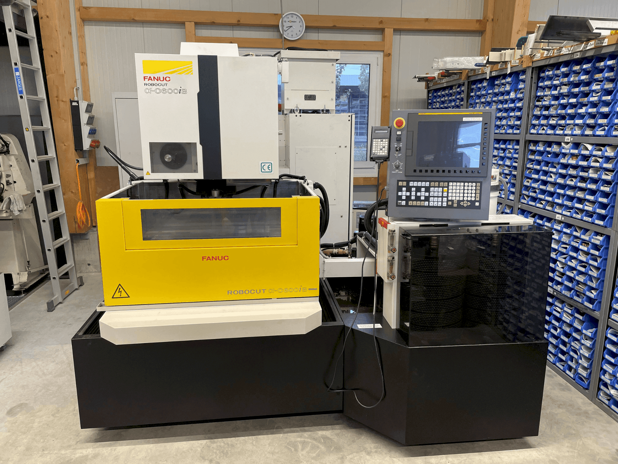 Widok z przodu maszyny FANUC Robocut alpha iB600