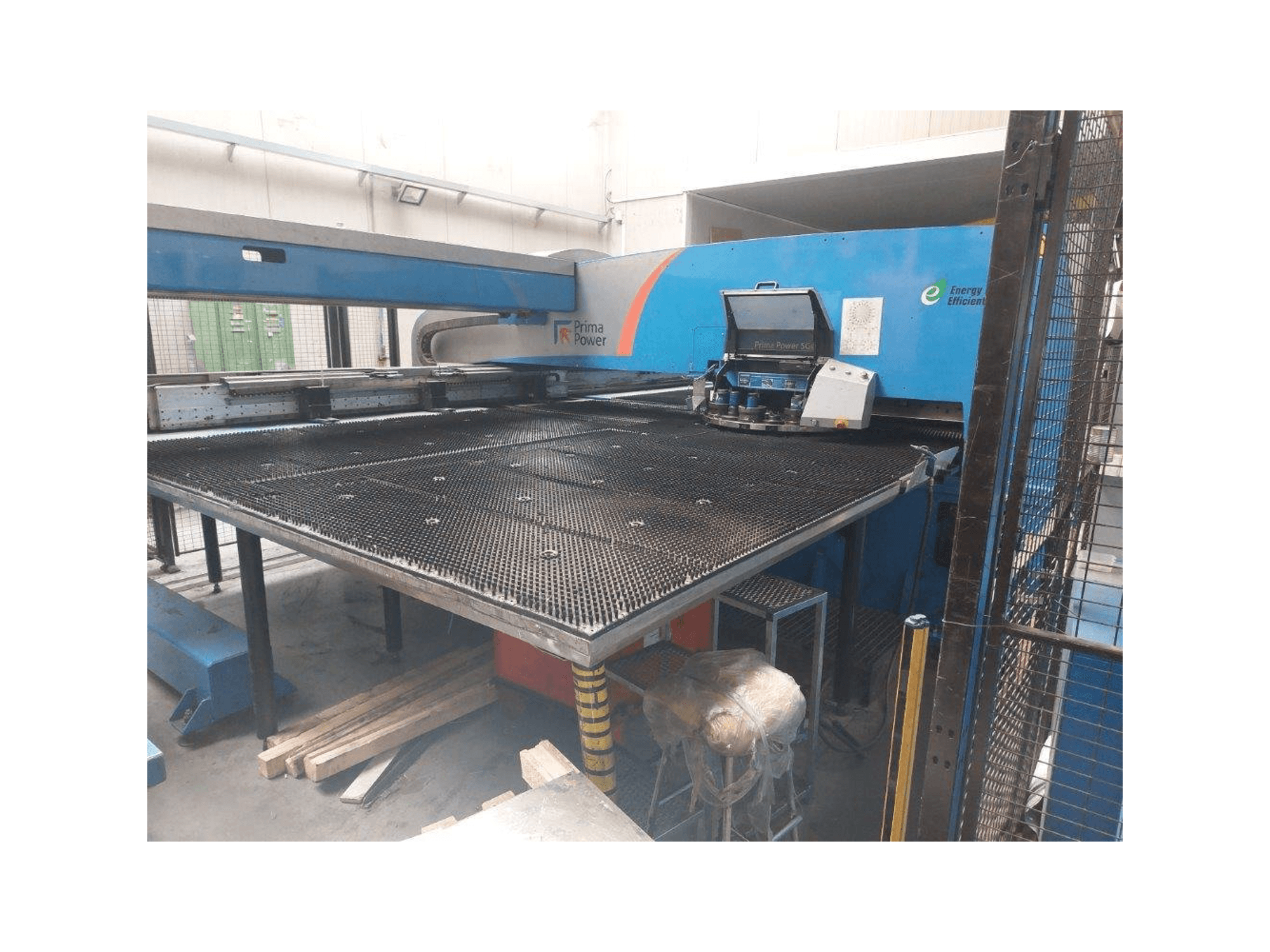 Widok z przodu maszyny Prima Power SGe6