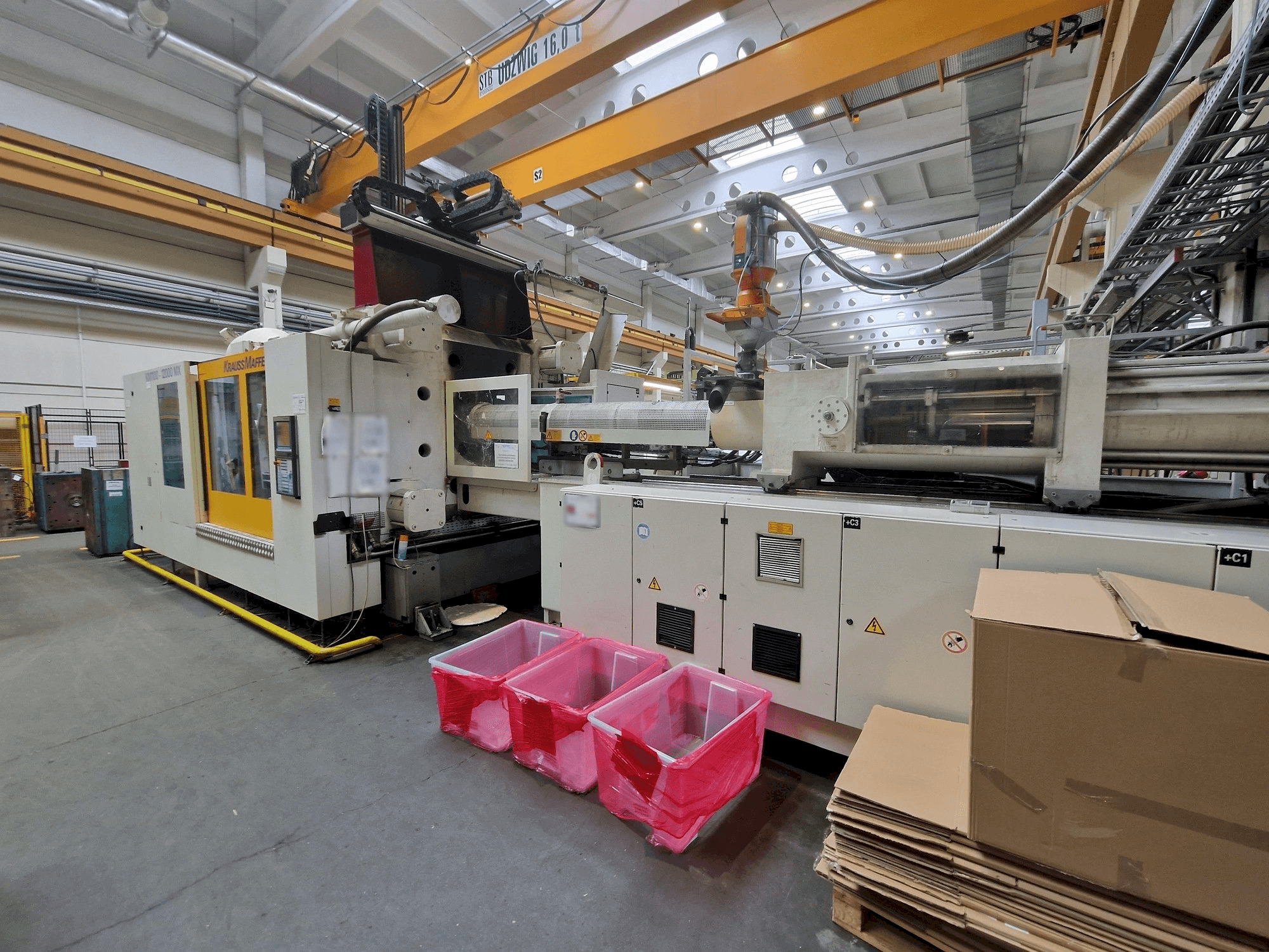 Widok z przodu maszyny Krauss Maffei 1100-12000 MX