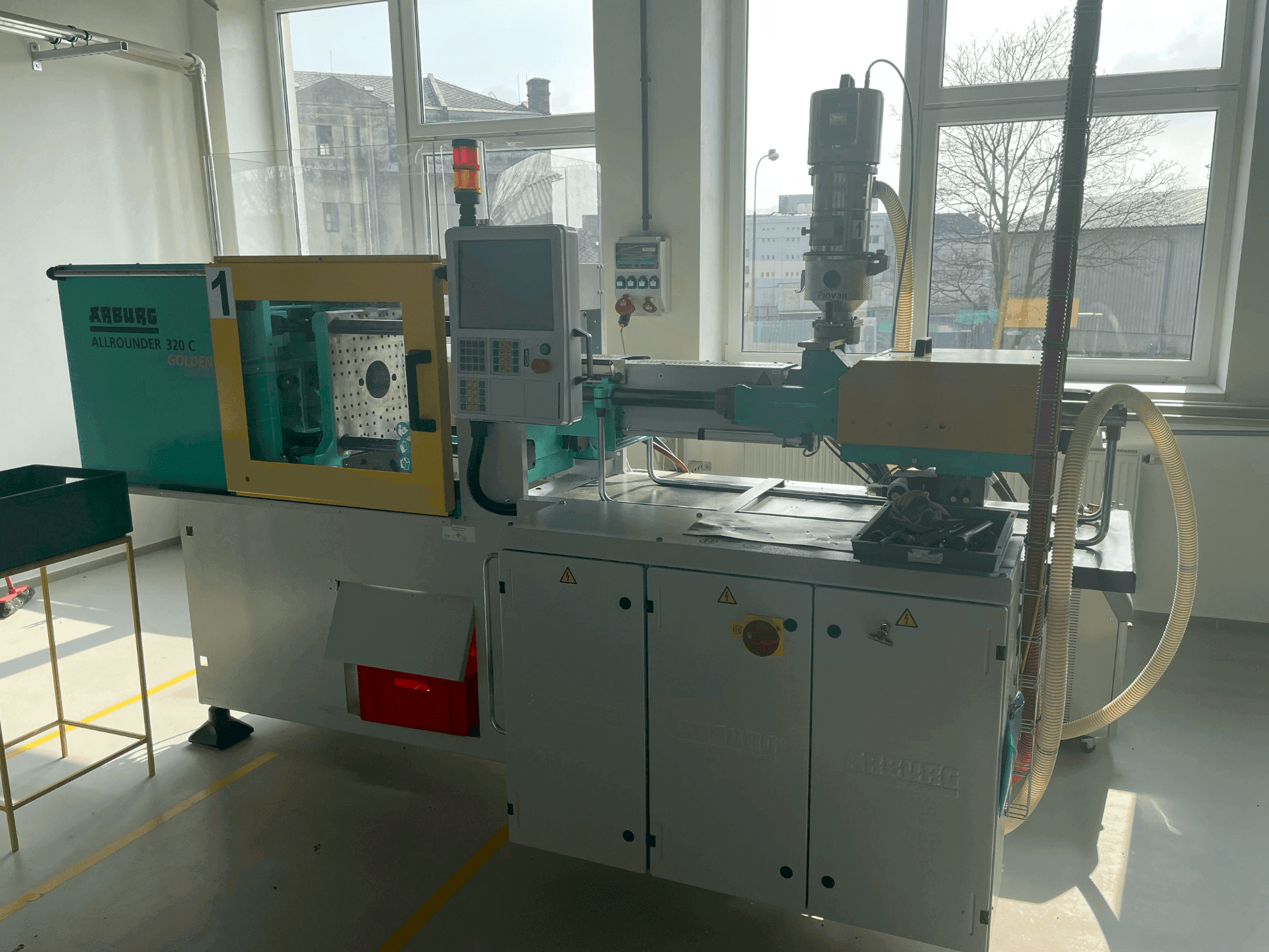 Widok z przodu maszyny Arburg Allrounder 320C 500-170