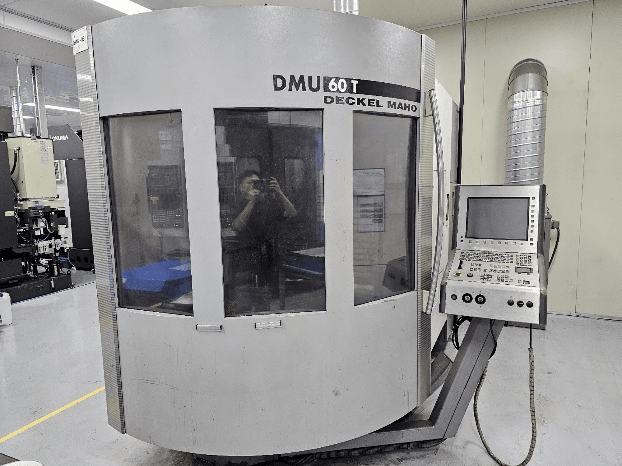 Widok z przodu maszyny DECKEL MAHO DMU 60 T