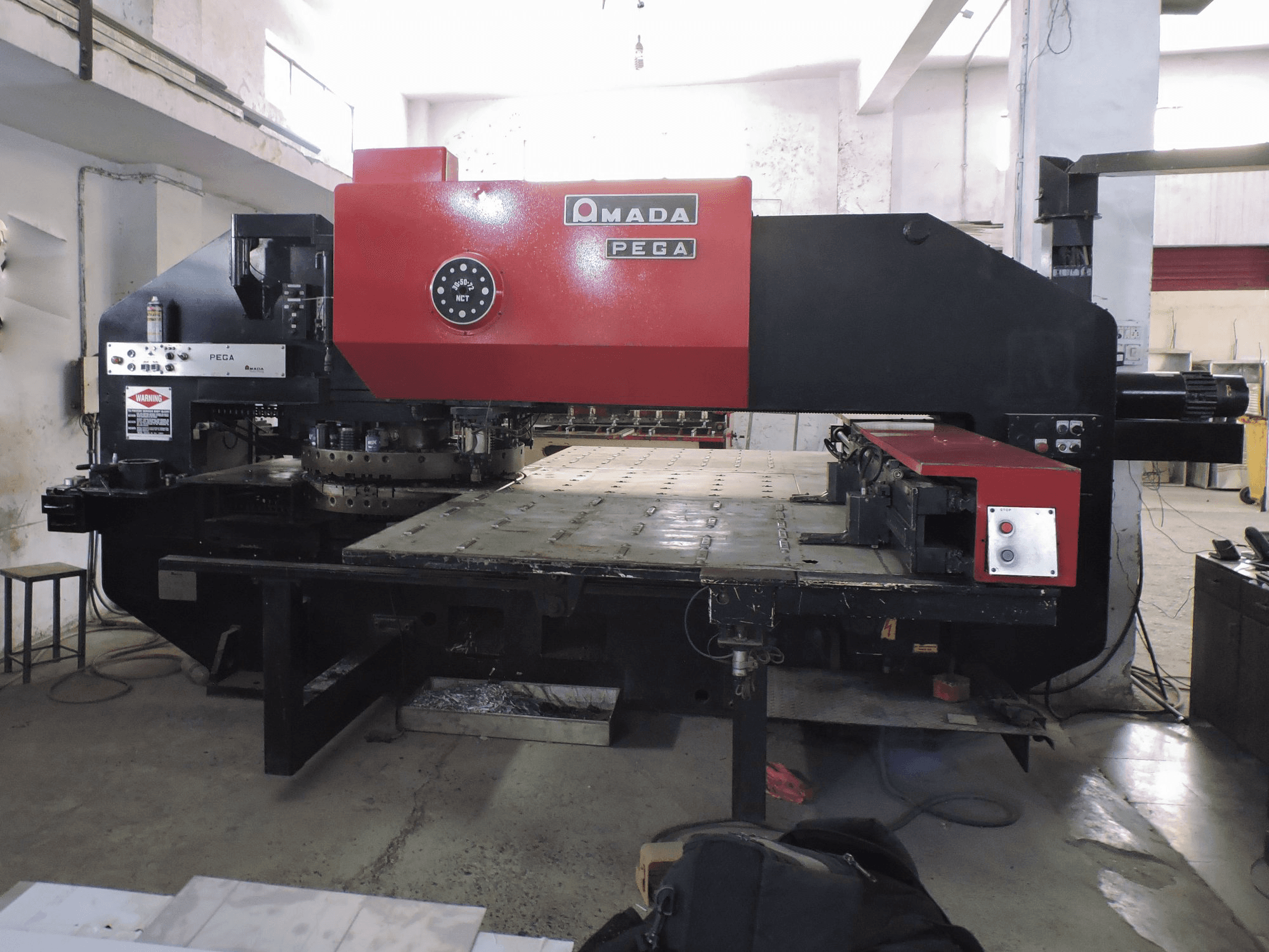 Widok z przodu maszyny AMADA PEGA 357