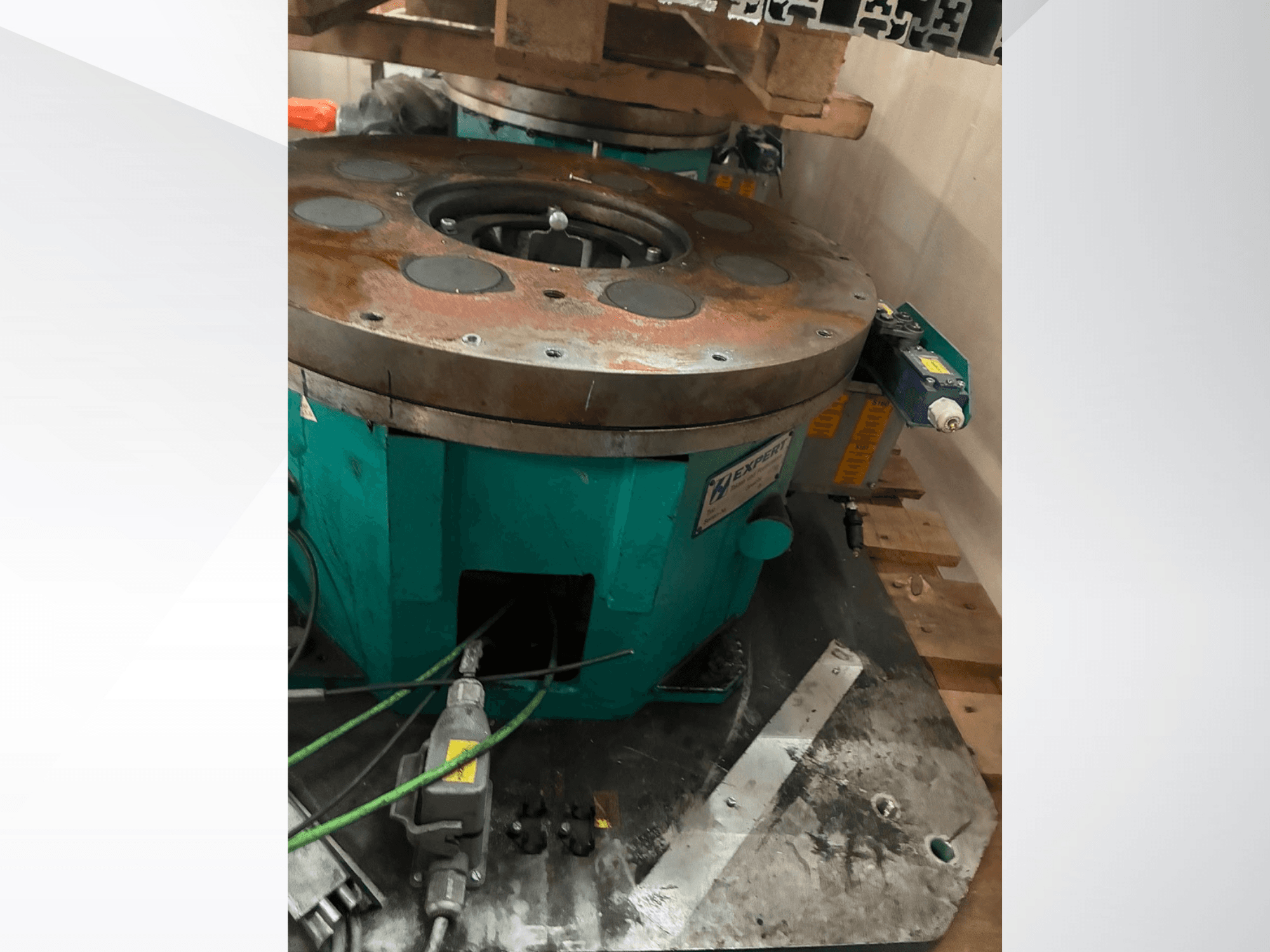 Urządzenie automatyzacyjne EXPERT EDX810/0250/8 widziane z boku, wyposażone w metalową podstawę, mechanizmy sterujące oraz ślady zużycia na powierzchni.