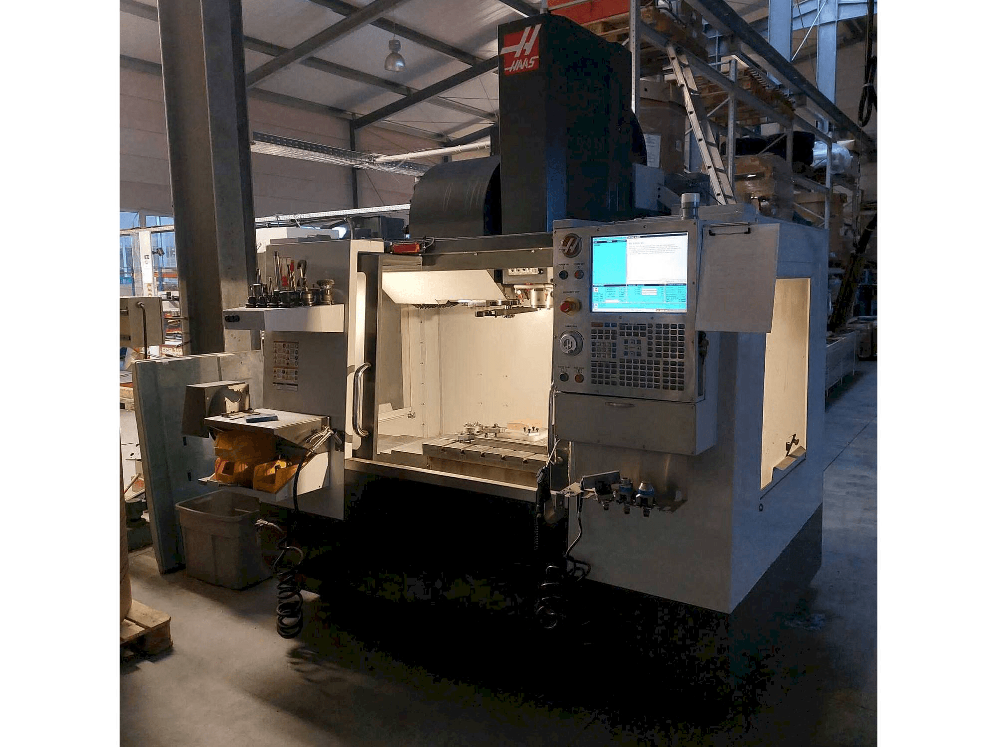 Widok z przodu maszyny HAAS VM-2