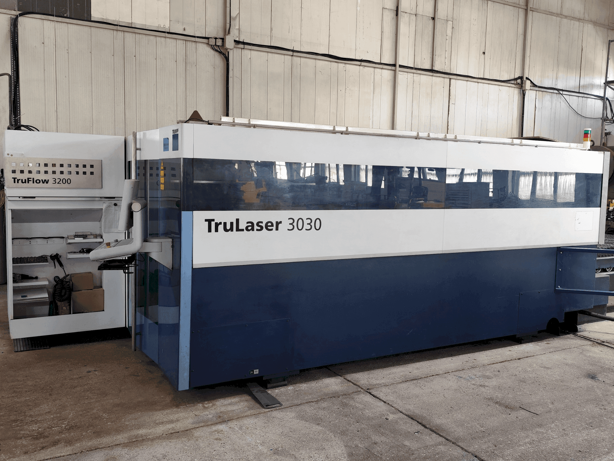 Widok z przodu maszyny TRUMPF TruLaser 3030 (L20)