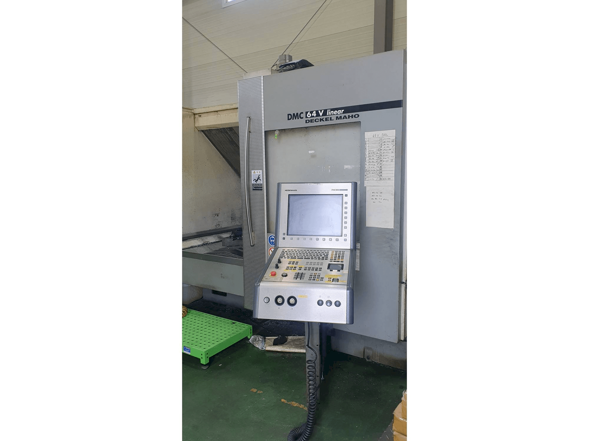 Widok z przodu maszyny DECKEL MAHO DMC 64 V
