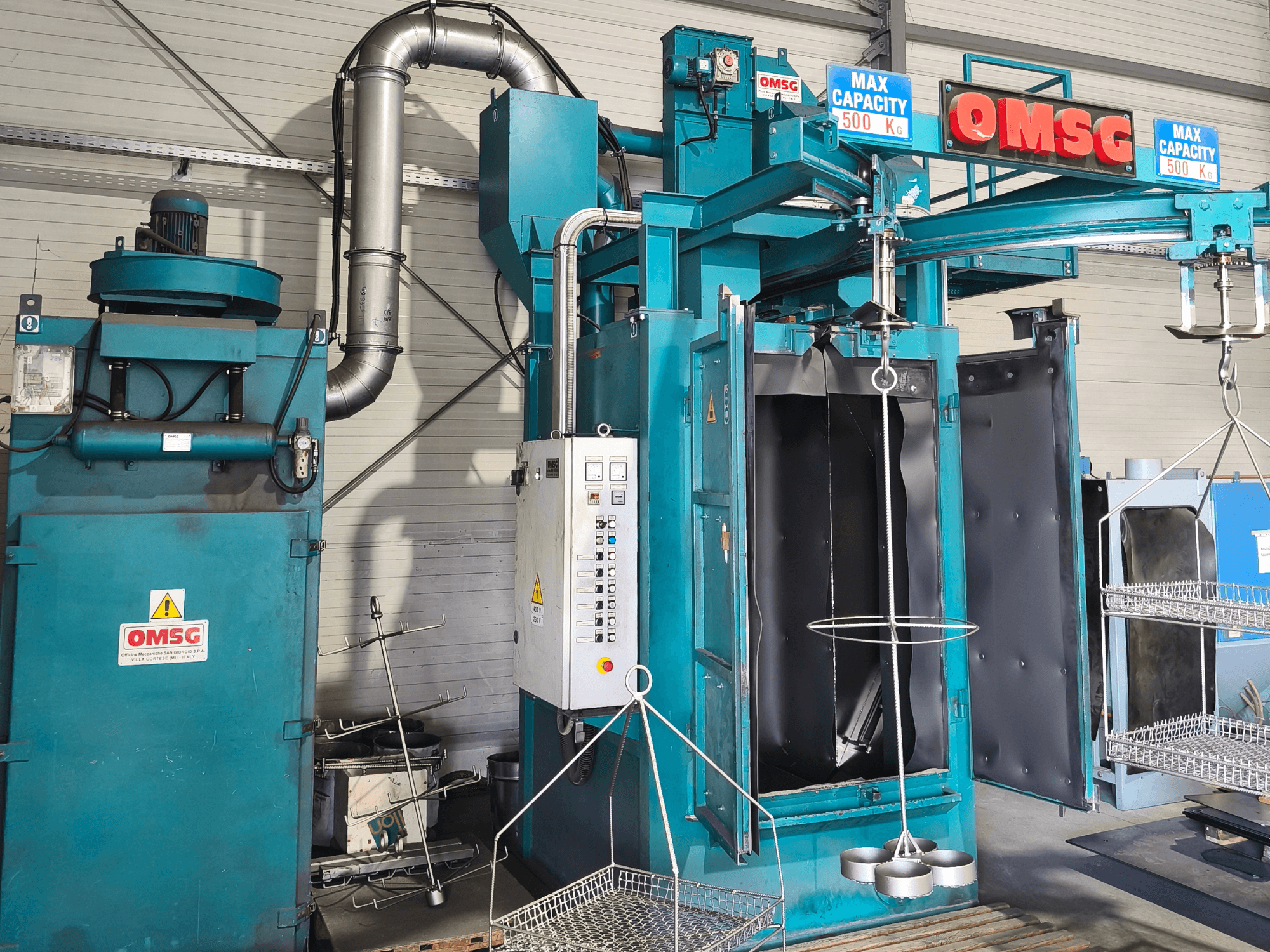 Przemysłowa maszyna czyszcząca OMSG o maksymalnym udźwigu 500 kg, z panelem sterowania i otwartą komorą do czyszczenia części.