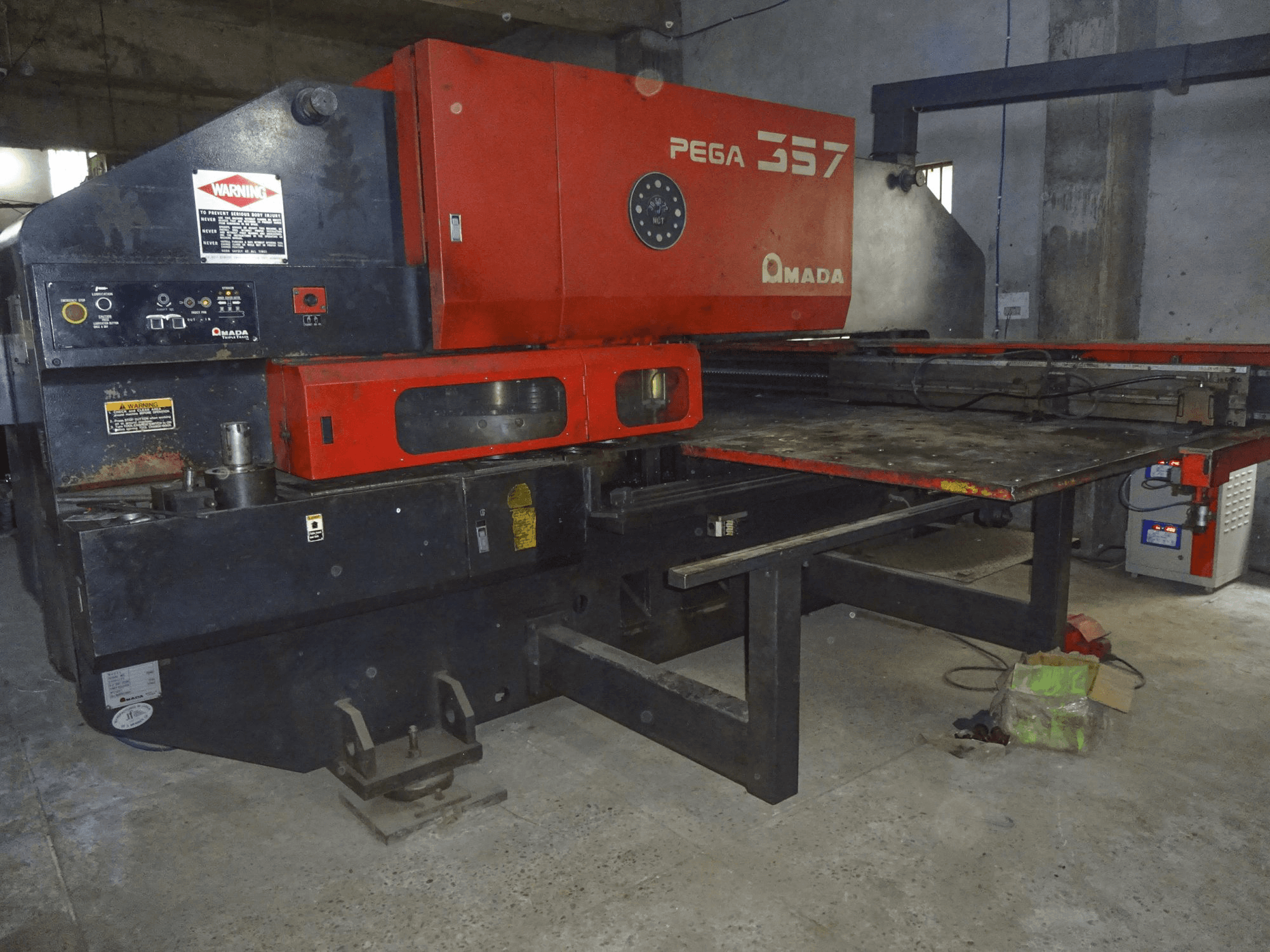 Widok z przodu maszyny AMADA PEGA 357