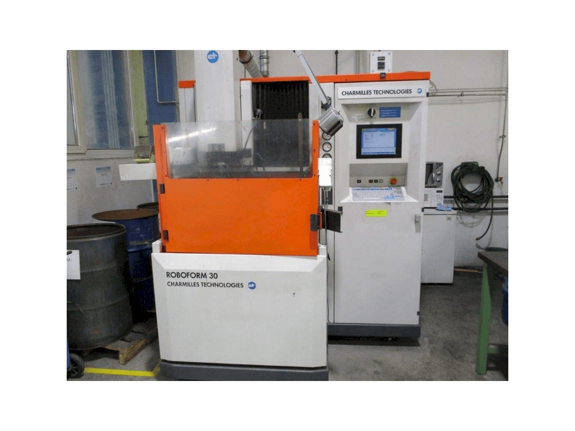 Widok z przodu maszyny AgieCharmilles Roboform 30