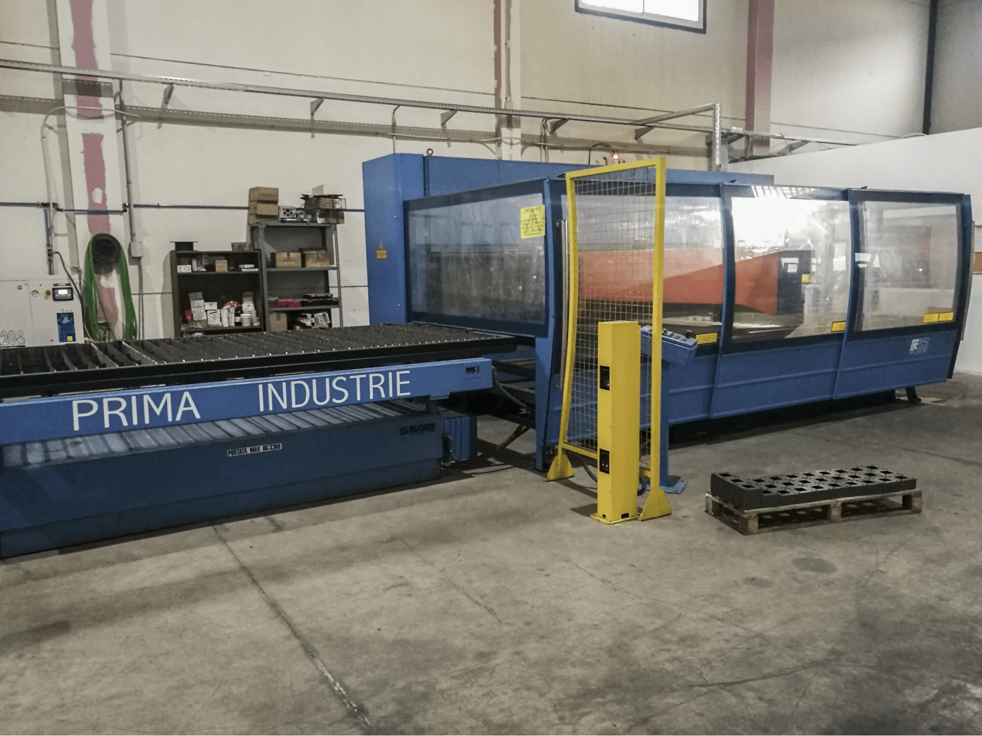 Widok prawej strony maszyny Prima Power Platino 1530