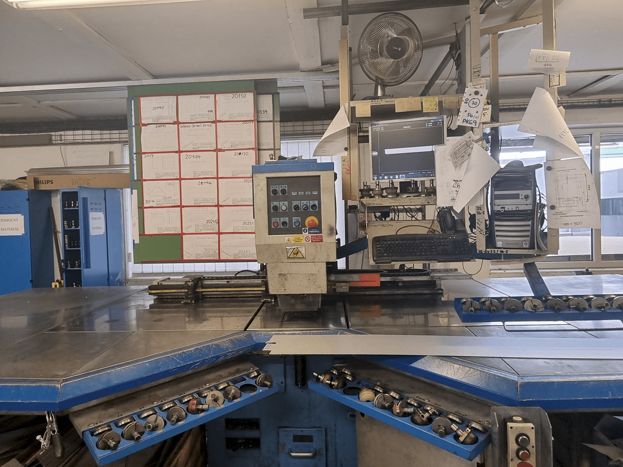 Widok z przodu maszyny Euromac CX 750/30 CNC