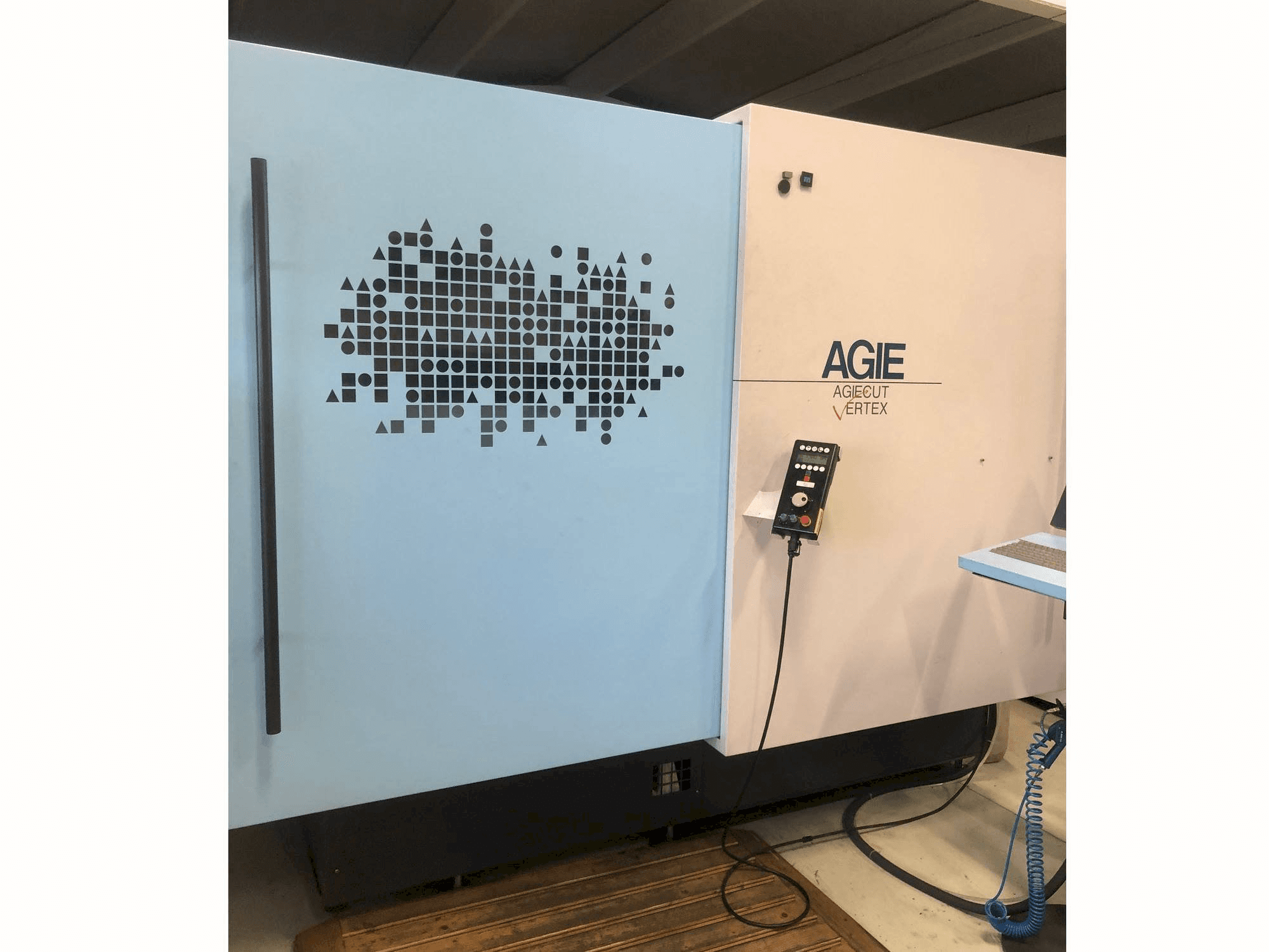 Widok z przodu maszyny AGIE Agiecut VERTEX 3