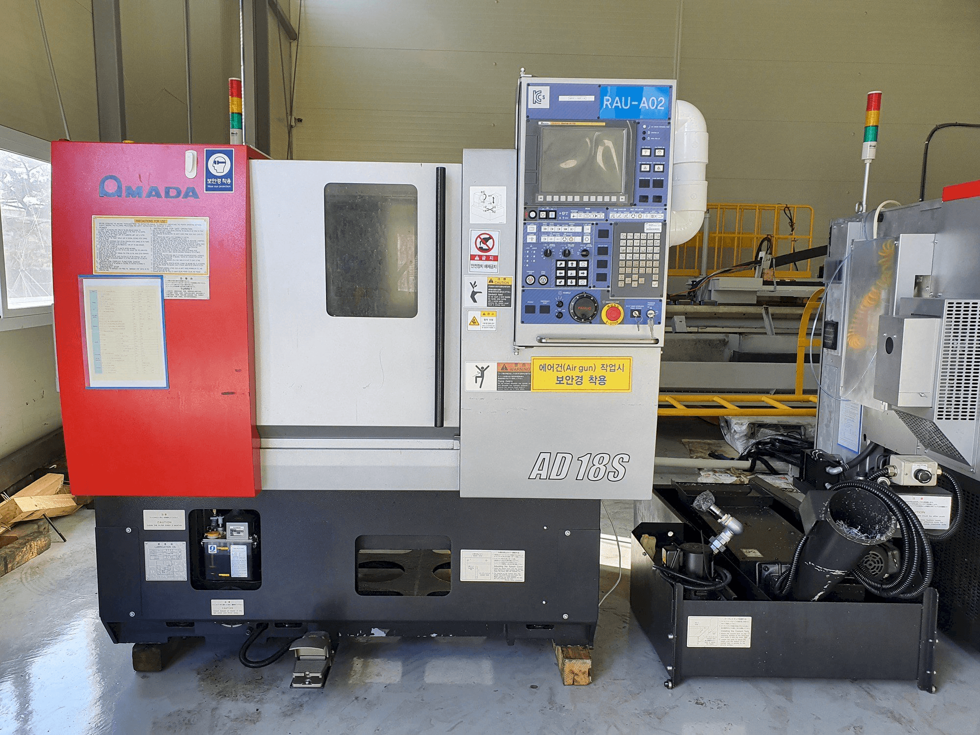 Widok z przodu maszyny AMADA AD-18S