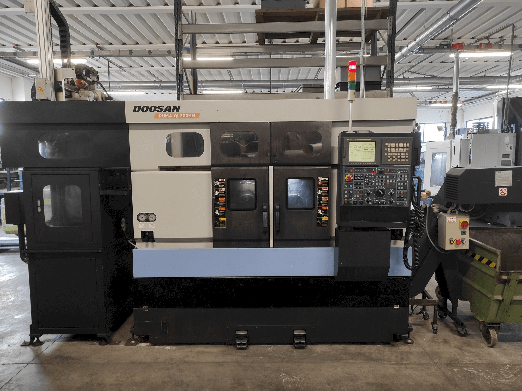 Widok z przodu maszyny Doosan Puma QL200HM