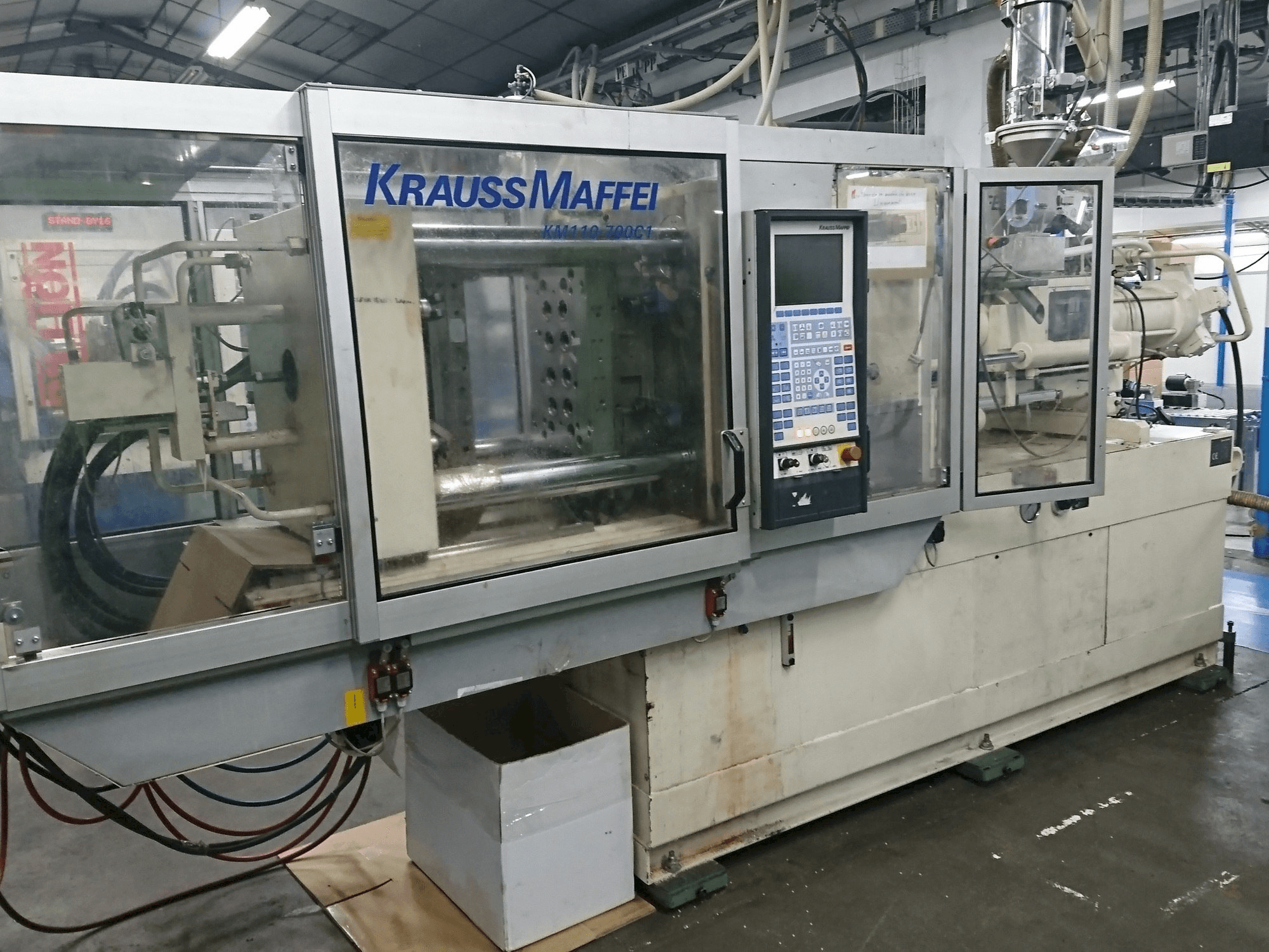 Widok z przodu maszyny Krauss Maffei 110 - 700 C1