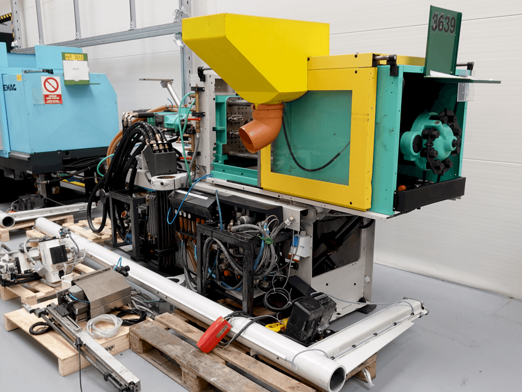 Widok z przodu maszyny Arburg ALLROUNDER 320C–500–100U