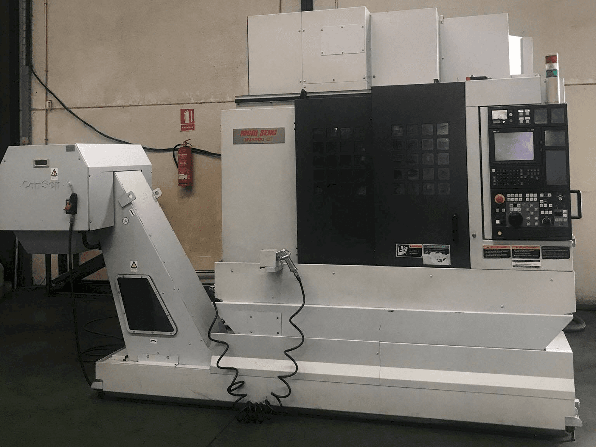 Widok z przodu maszyny MORI SEIKI NV5000 Alpha 1A/40