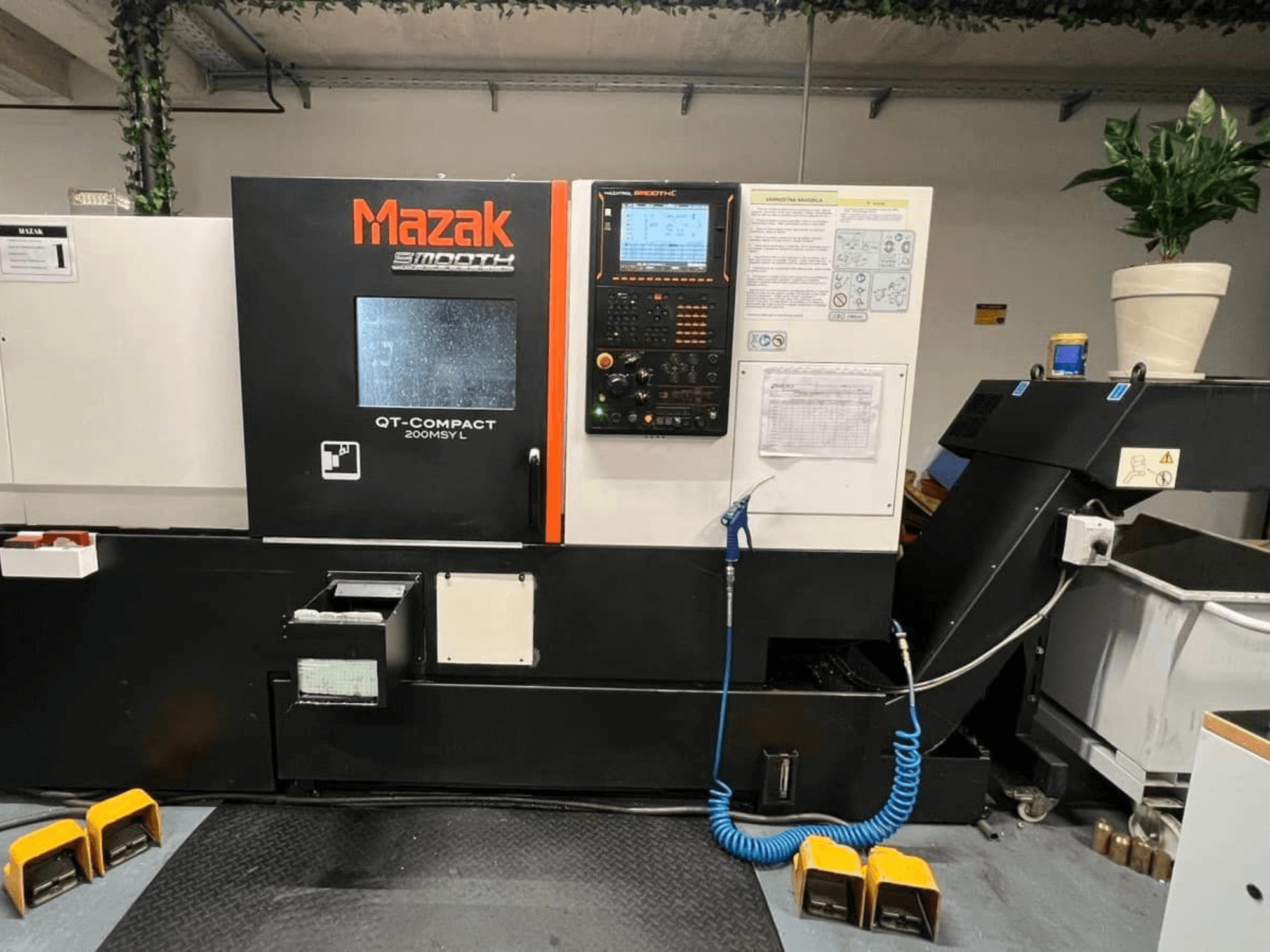 Pozioma tokarka Mazak QUICK TURN COMPACT 200 MSY L, widok z przodu, z panelem sterowania i schowkiem na narzędzia.