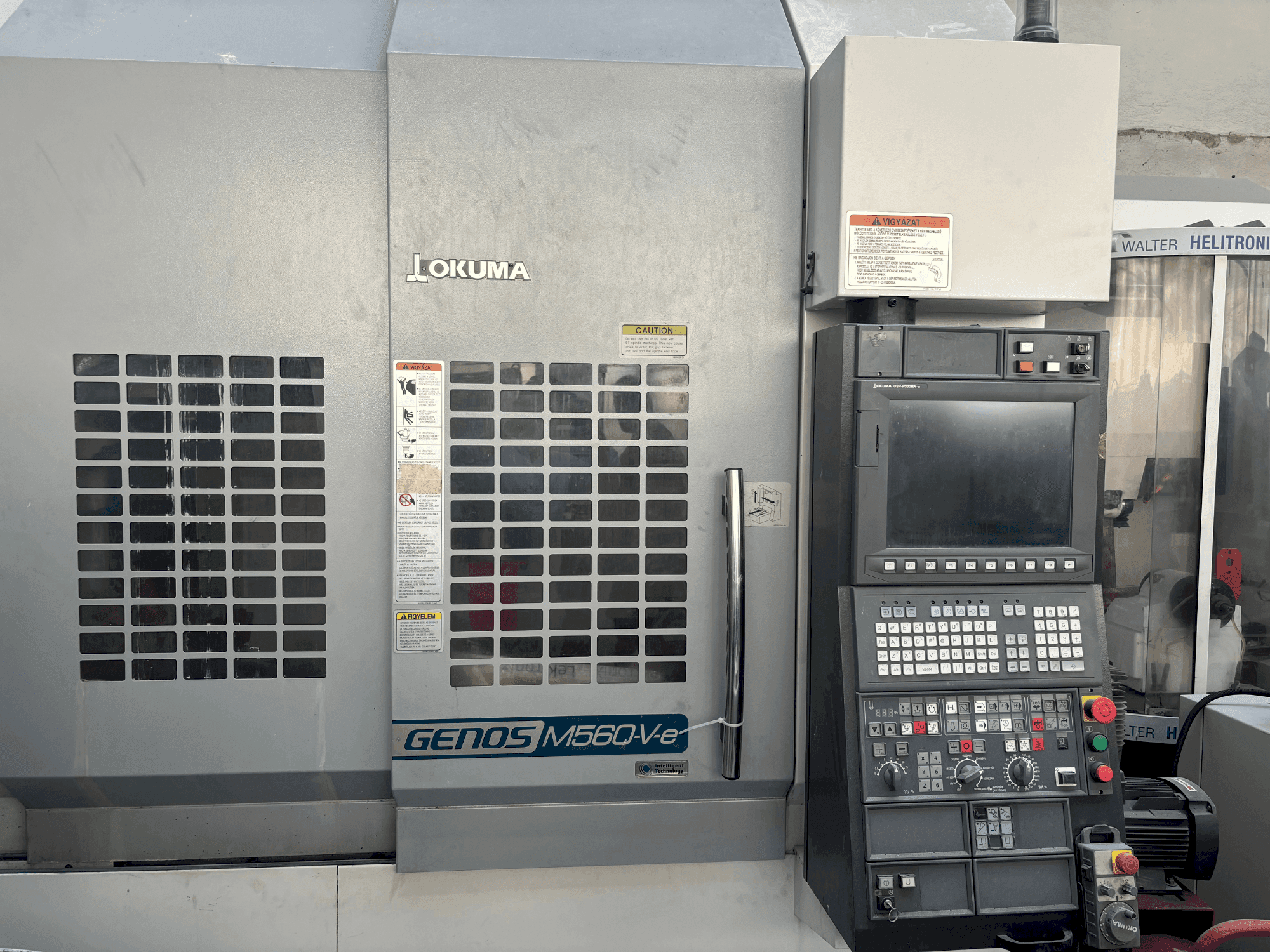 Widok z przodu maszyny Okuma Genos M56-V-e