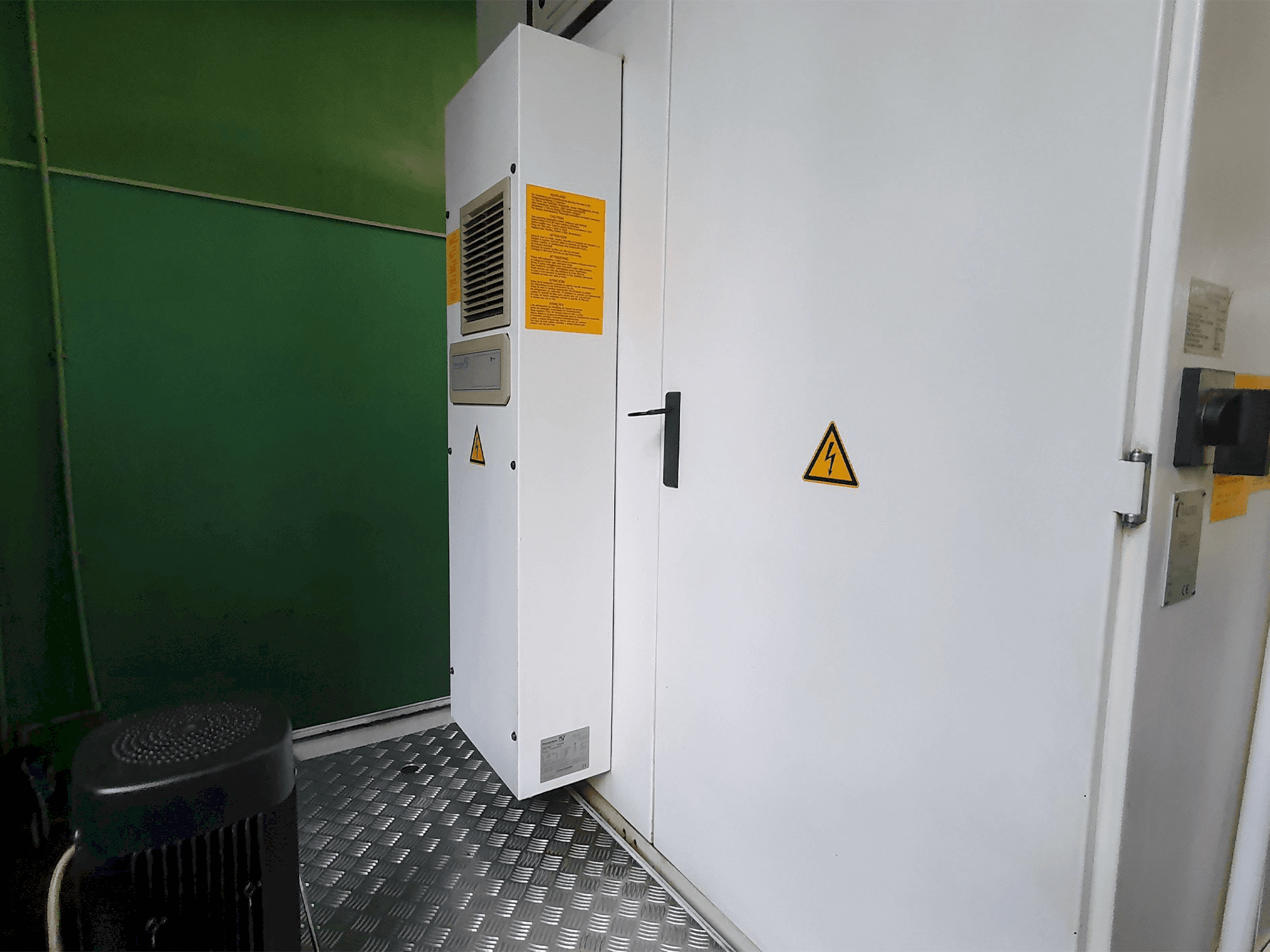 Widok z tyłu maszyny Walter Helitronic Power