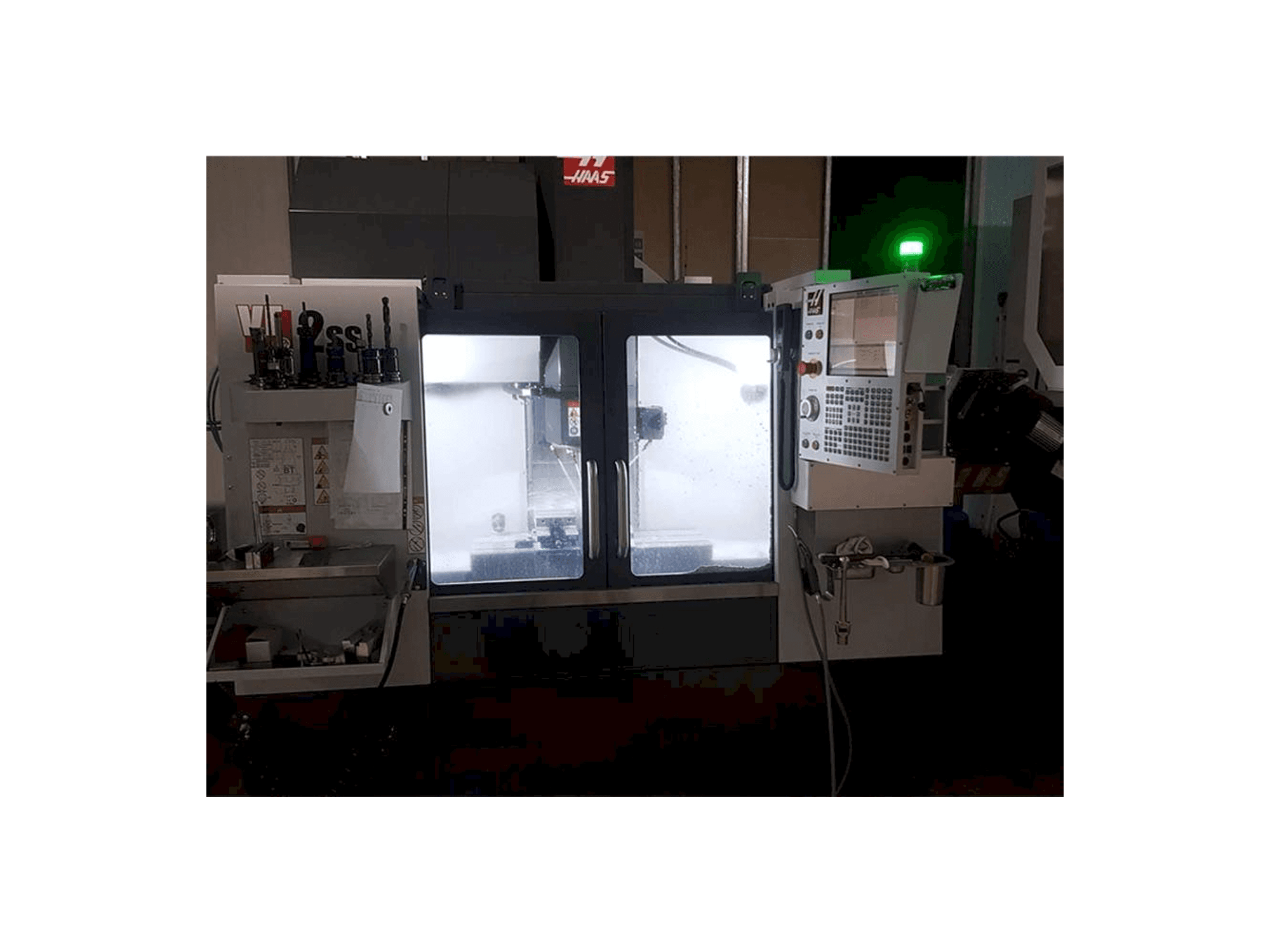 Widok z przodu maszyny HAAS VF-2SS