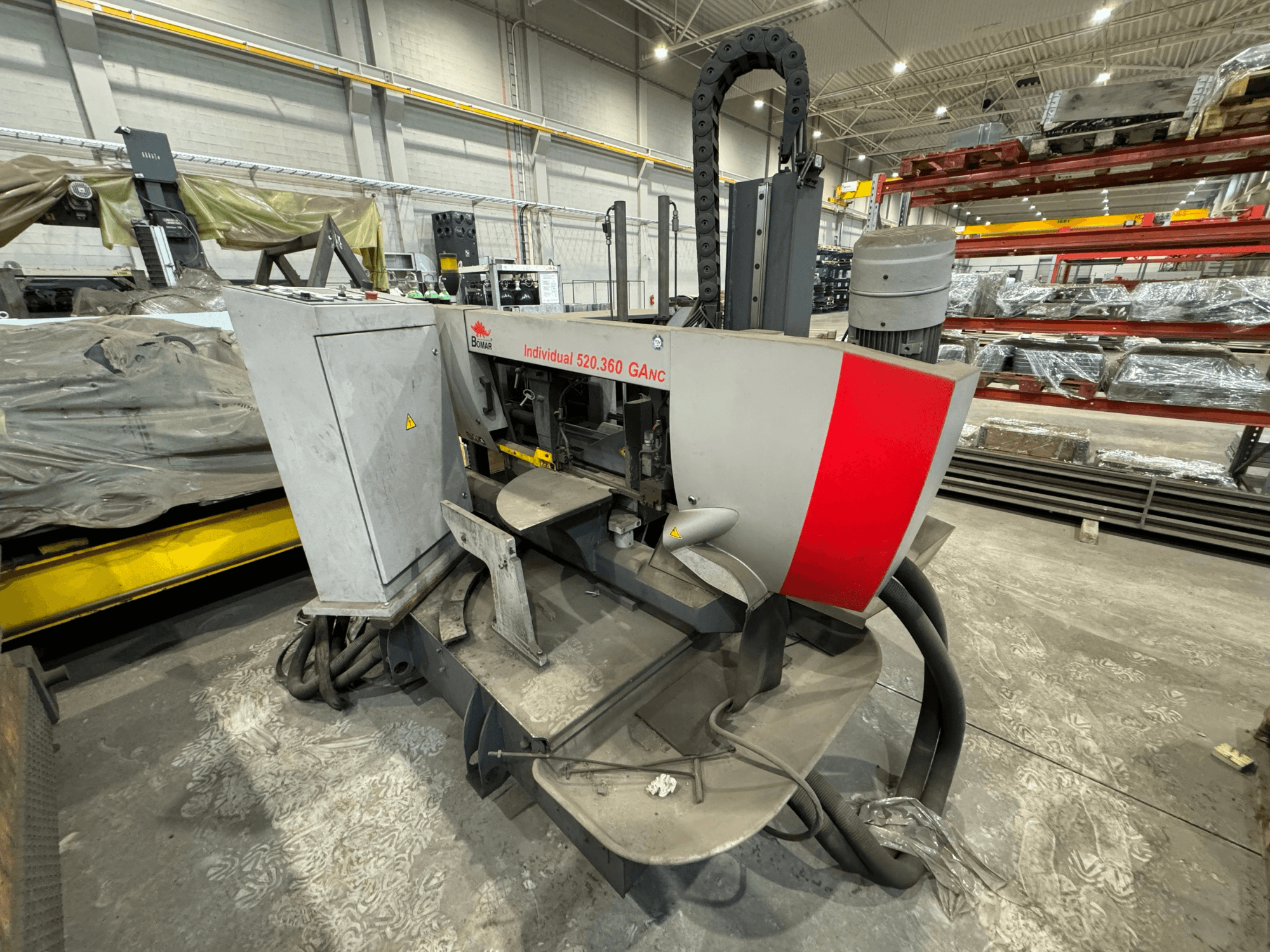 Maszyna CNC Böhler Individual 520.360 GANC w warsztacie, widziana od przodu z widocznymi elementami sterującymi i silnikiem.