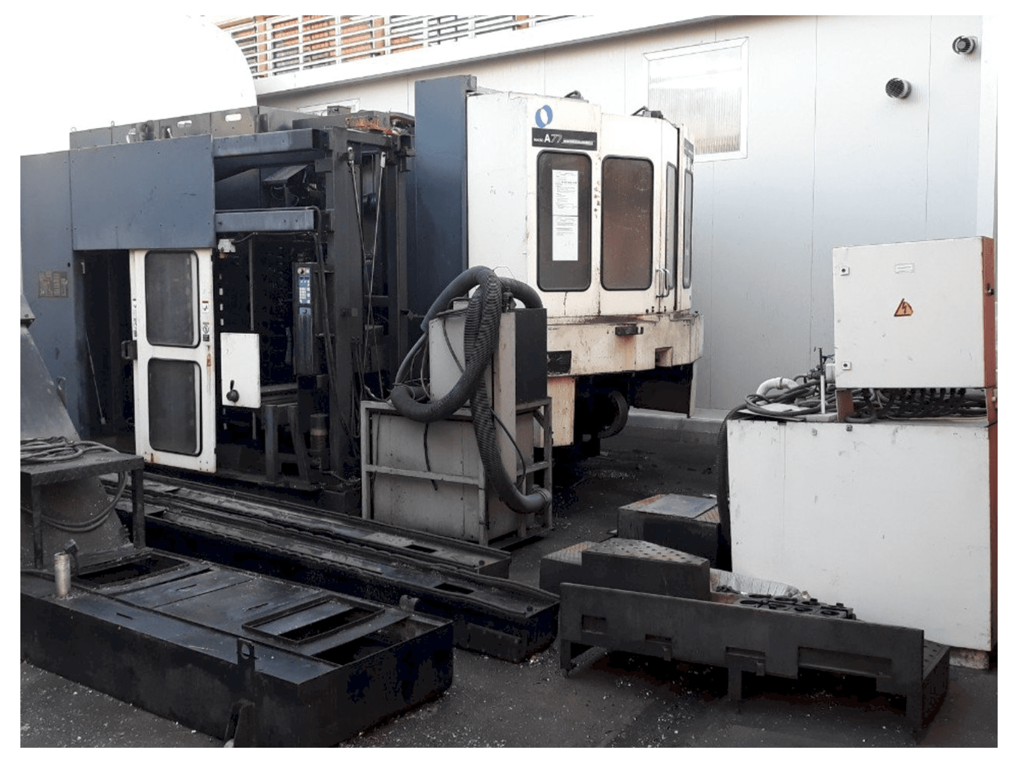 Widok z przodu maszyny Makino A77