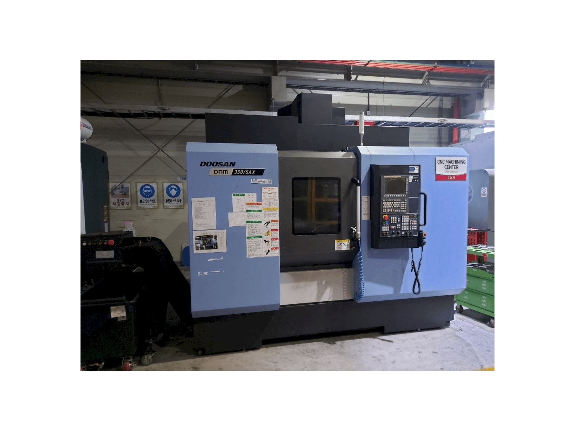 Widok z przodu maszyny Doosan DNM350/5AX
