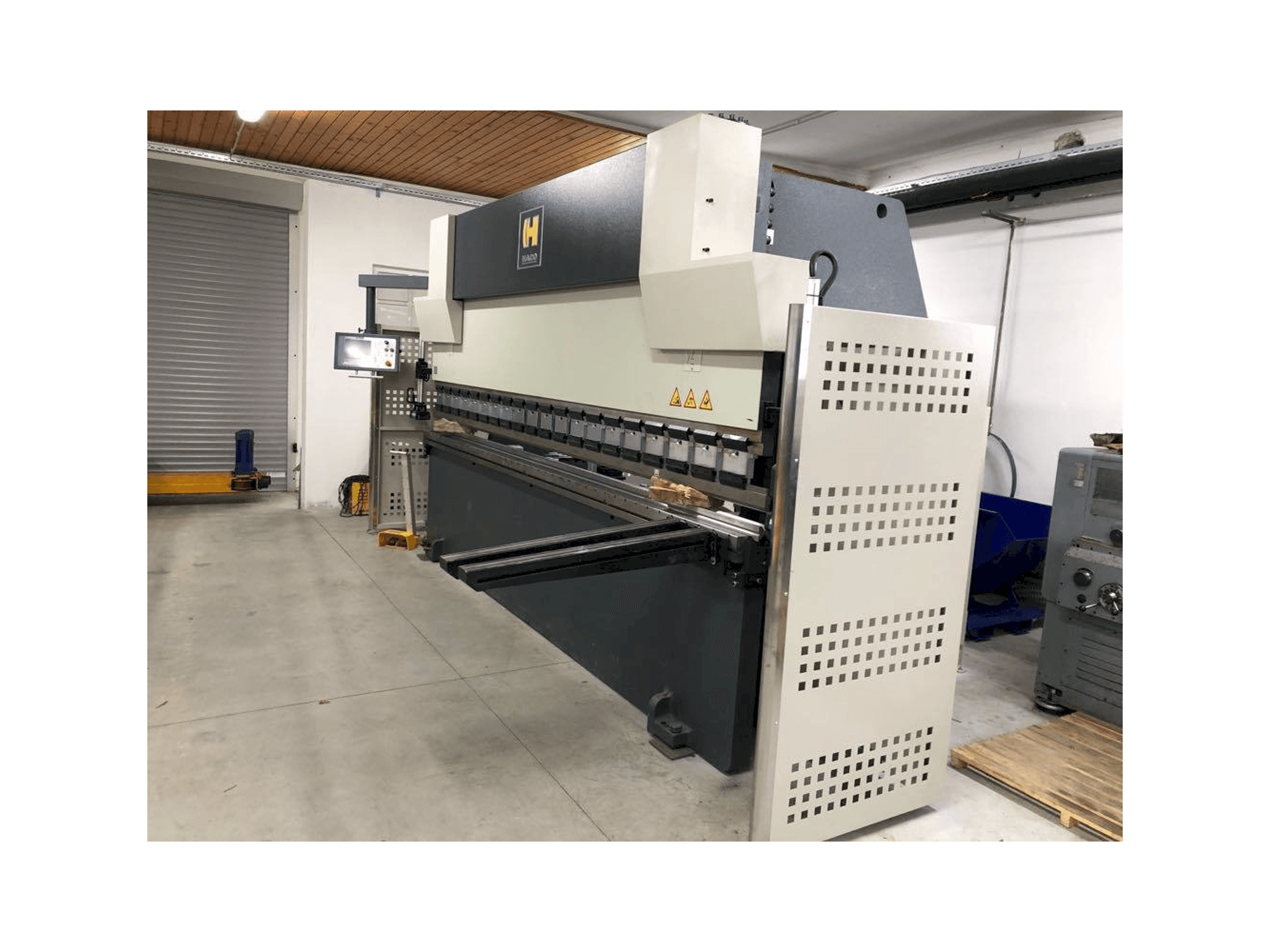 Widok z przodu maszyny HACO SYNCHROMASTER 40175