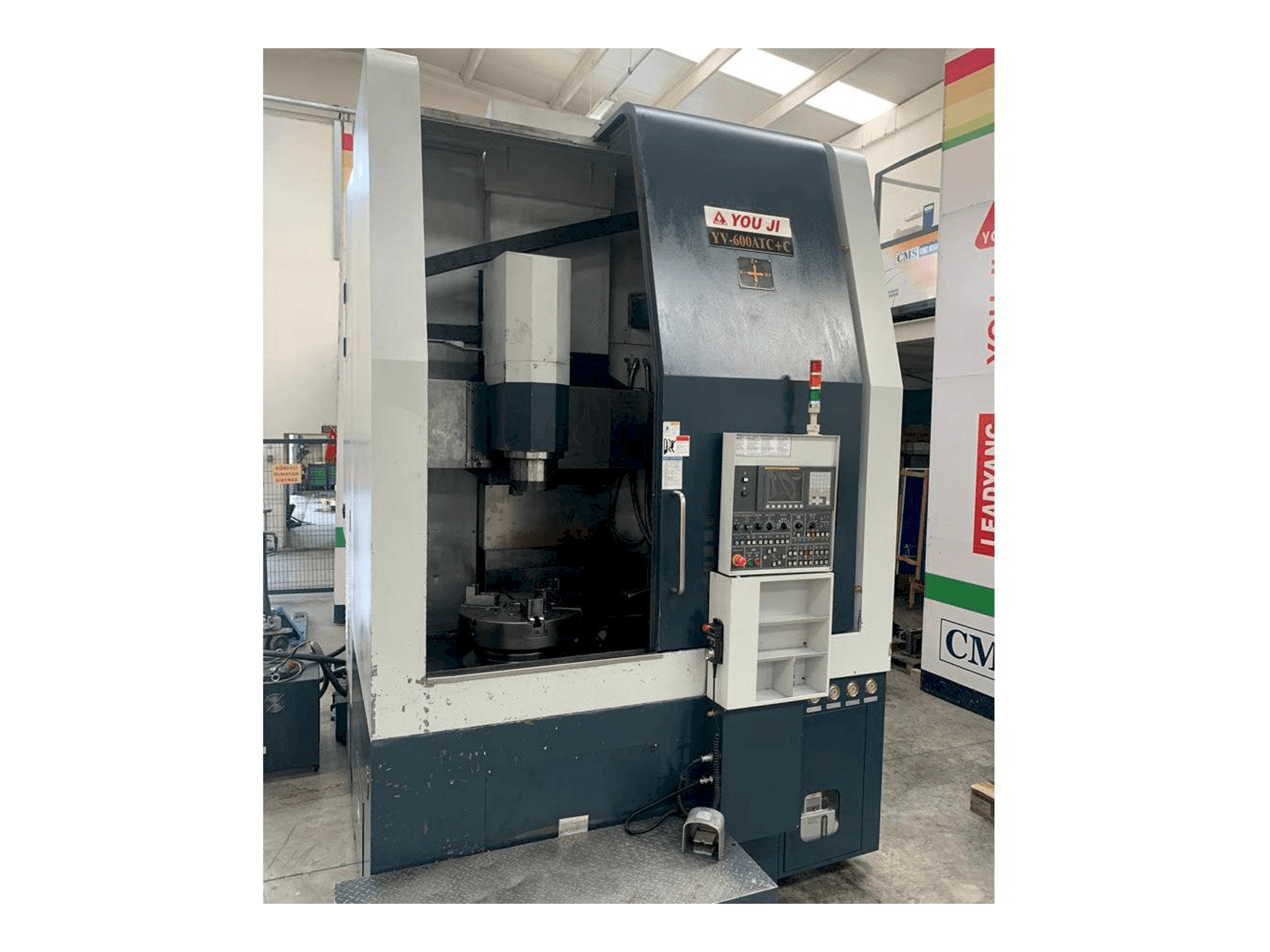 Widok z przodu maszyny YOU JI Yv 600ATC+C