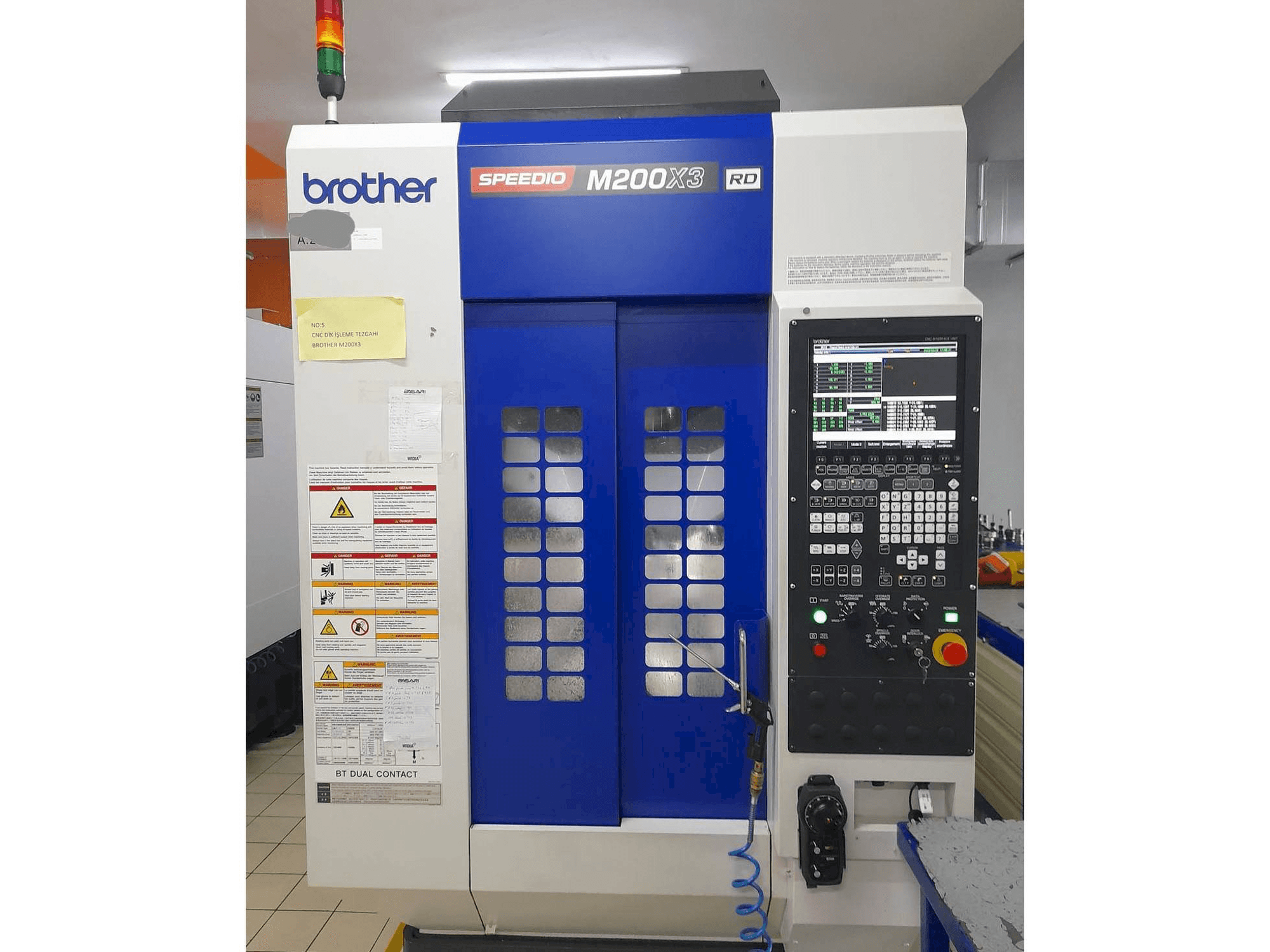 Widok z przodu maszyny Brother M200X3