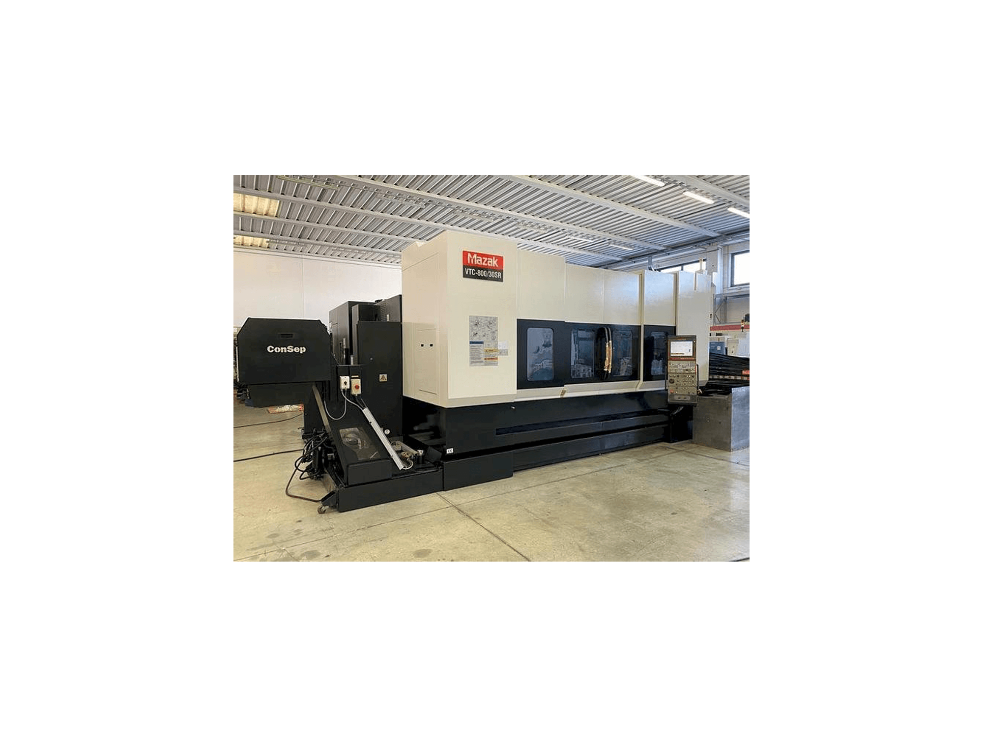 Widok z przodu maszyny Mazak VTC 800/30 SR