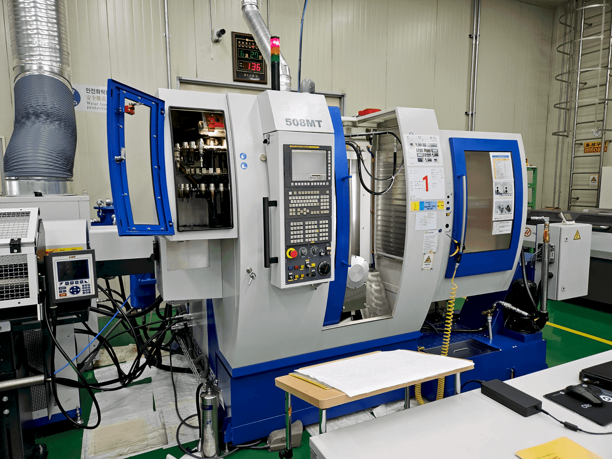 Widok z przodu maszyny WILLEMIN-MACODEL 508MT