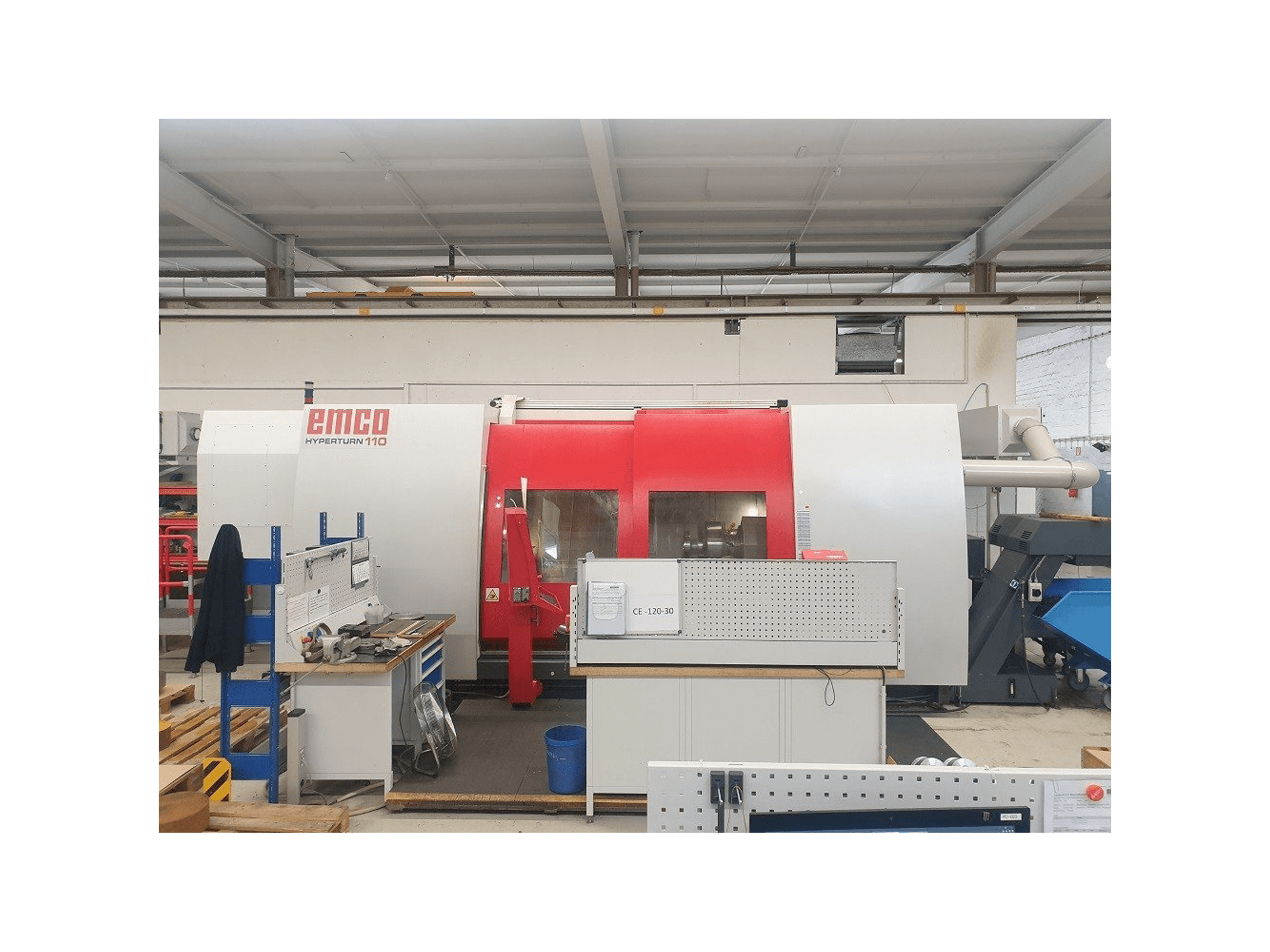 Widok z przodu maszyny EMCO Hyperturn 110