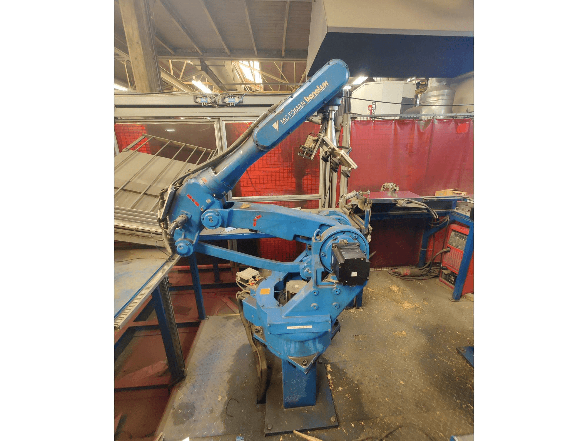 Widok z przodu maszyny Yaskawa YR-SK16-C000