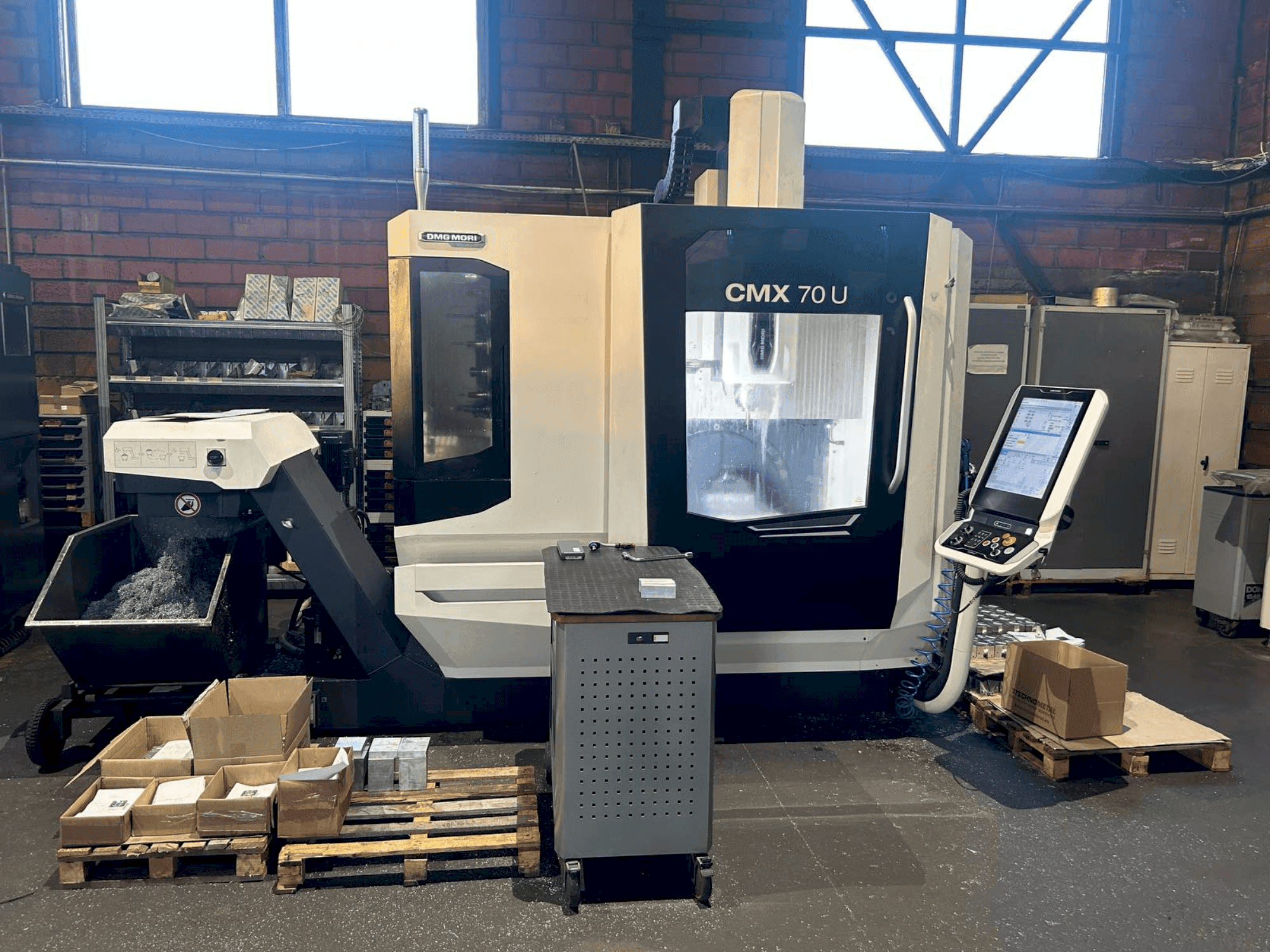 Widok z przodu maszyny DMG MORI CMX 70U (2022)