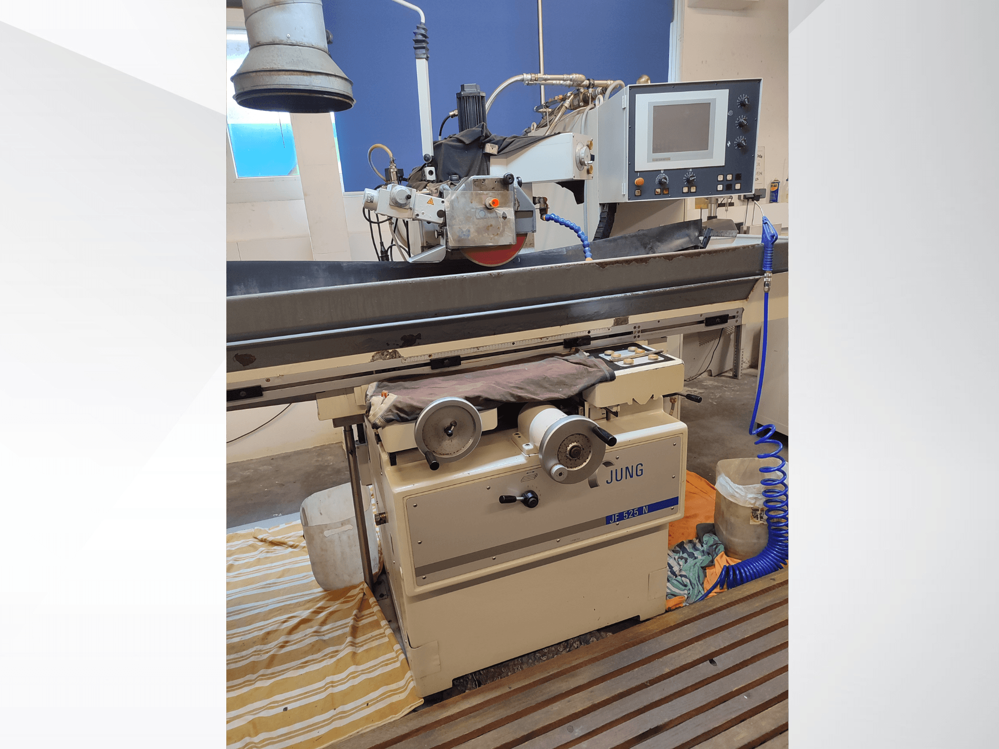 Szlifierka do płaszczyzn JUNG JF 525 N, widok z przodu pokazujący ściernicę, panel sterowania i szczegóły podstawy.