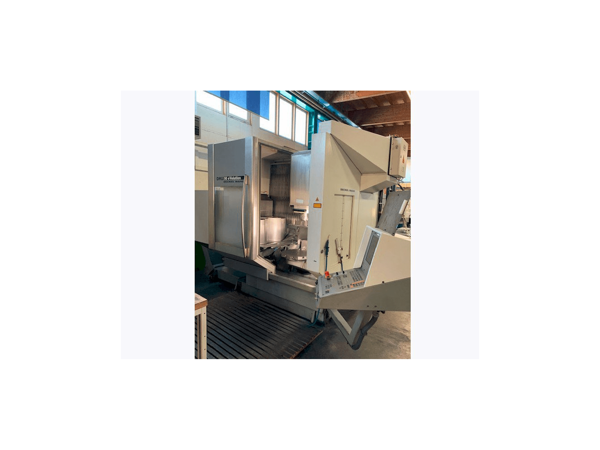 Widok z przodu maszyny DECKEL MAHO DMU 50 eVolution
