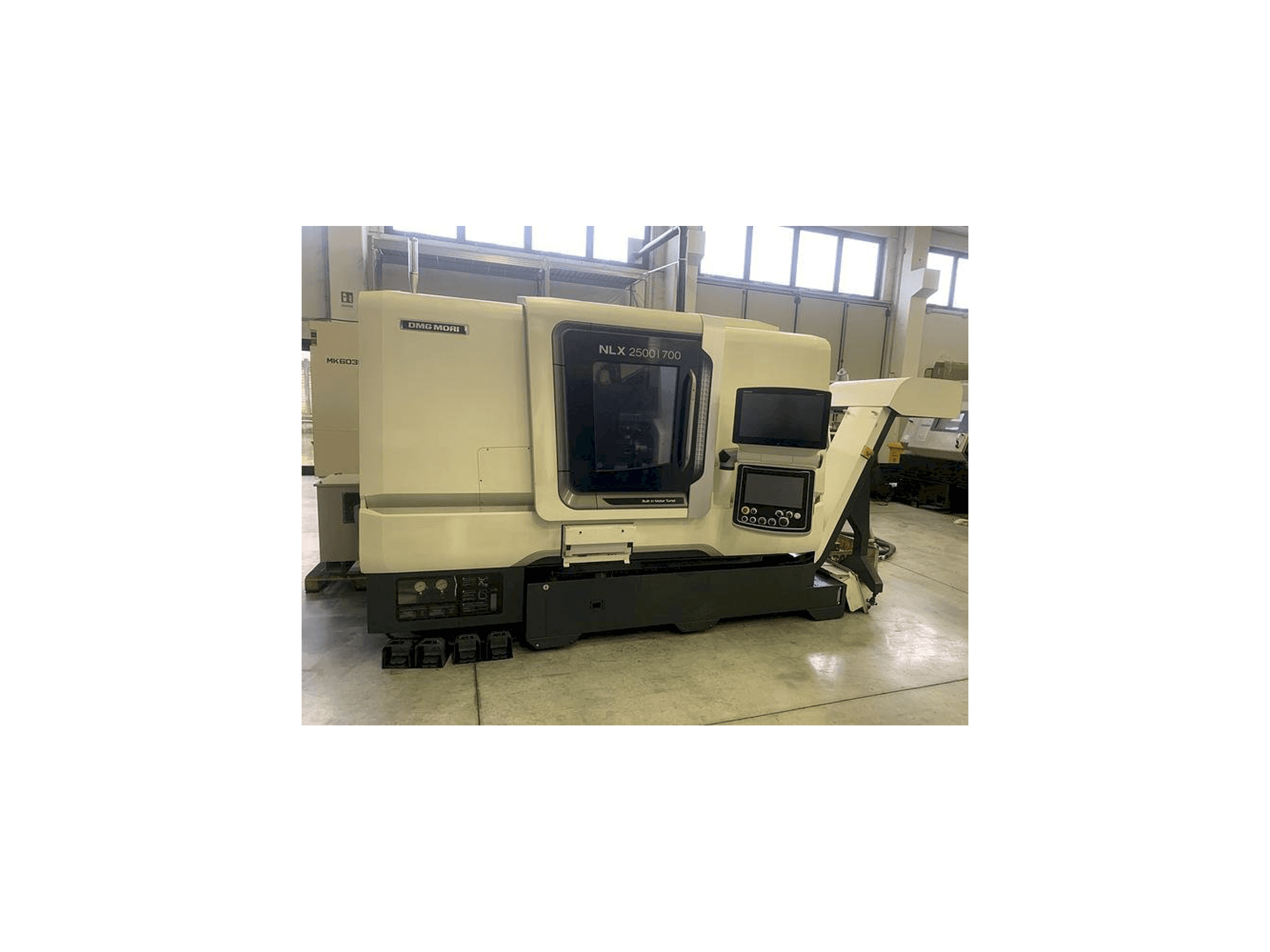 Widok z przodu maszyny DMG MORI NLX 2500SY