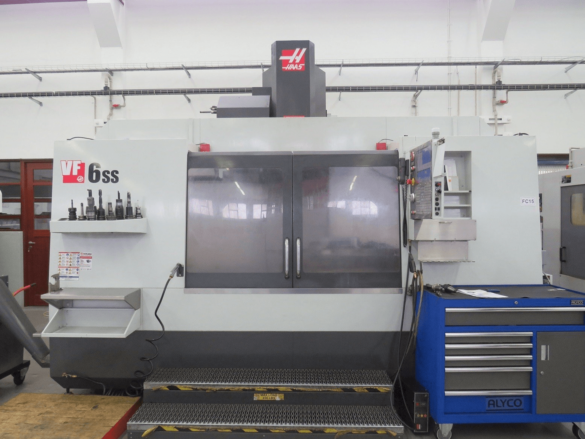 Widok z przodu maszyny HAAS VF-6SS