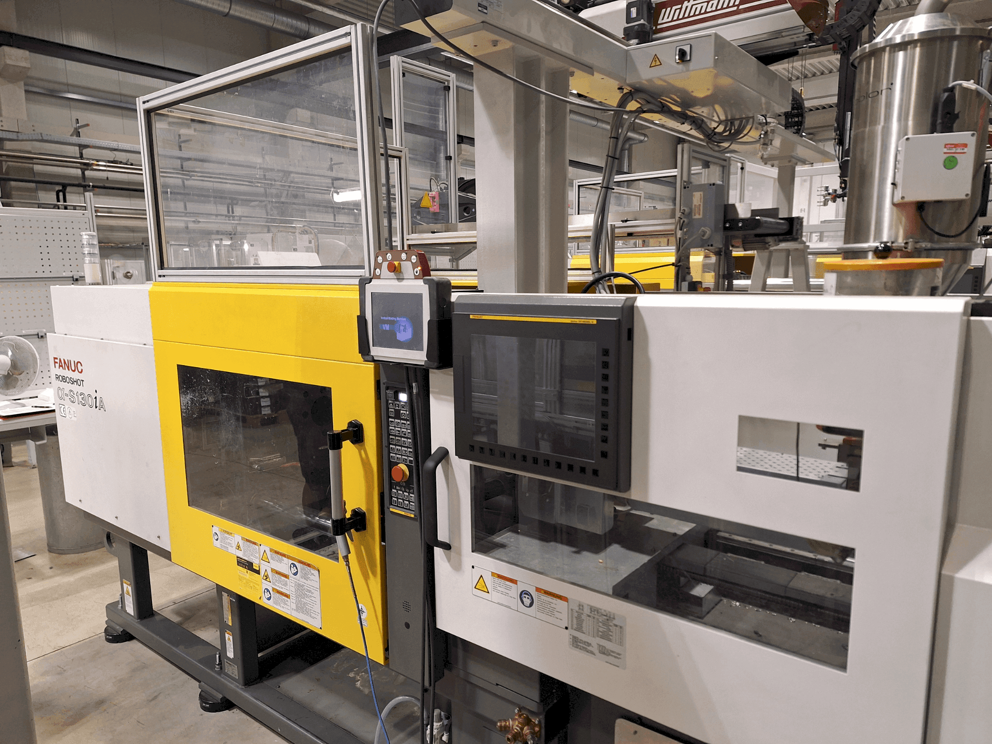 Widok z przodu maszyny FANUC Roboshot S130iA