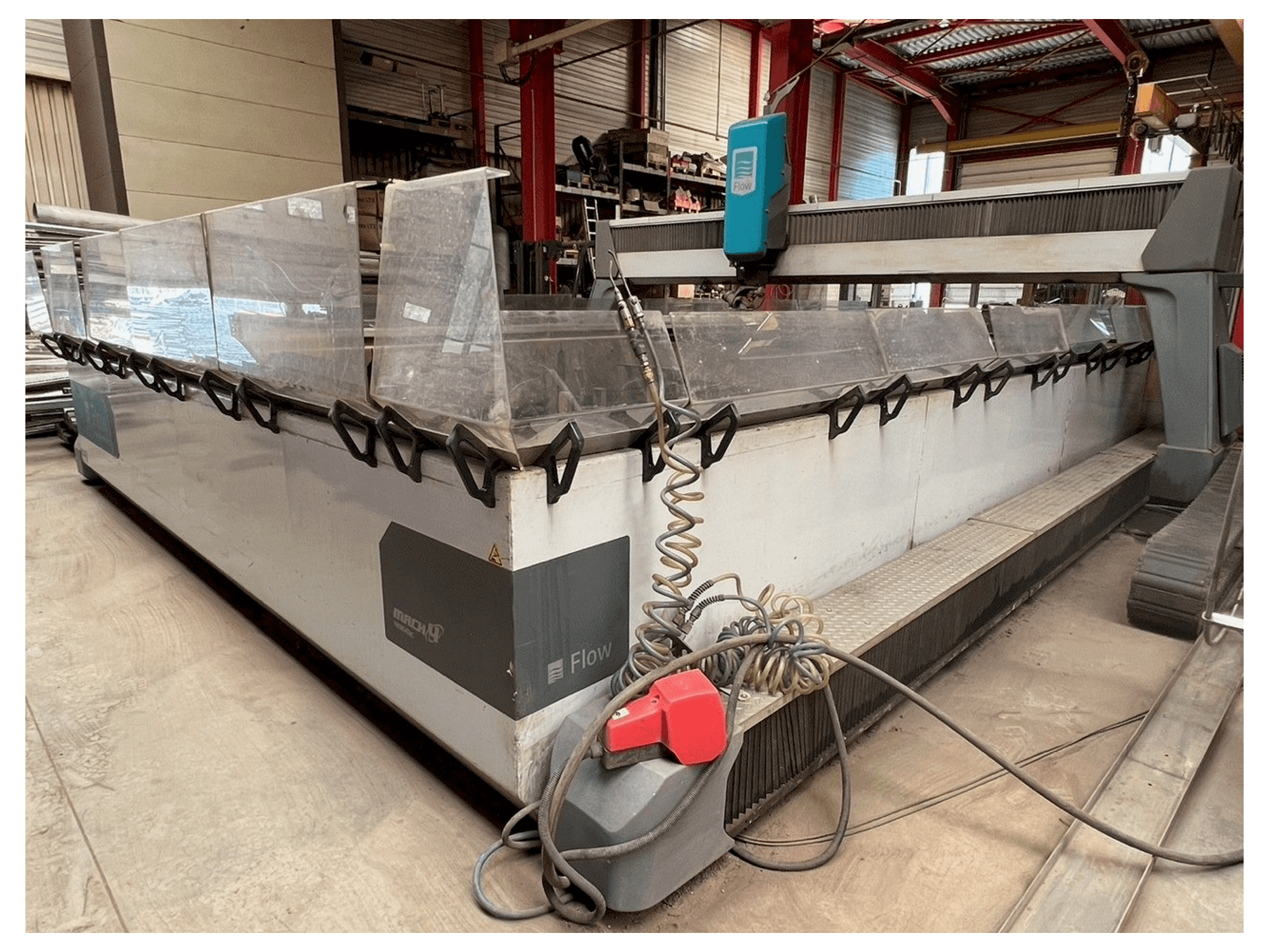 Widok z przodu maszyny Flow MACH4 4060 XD