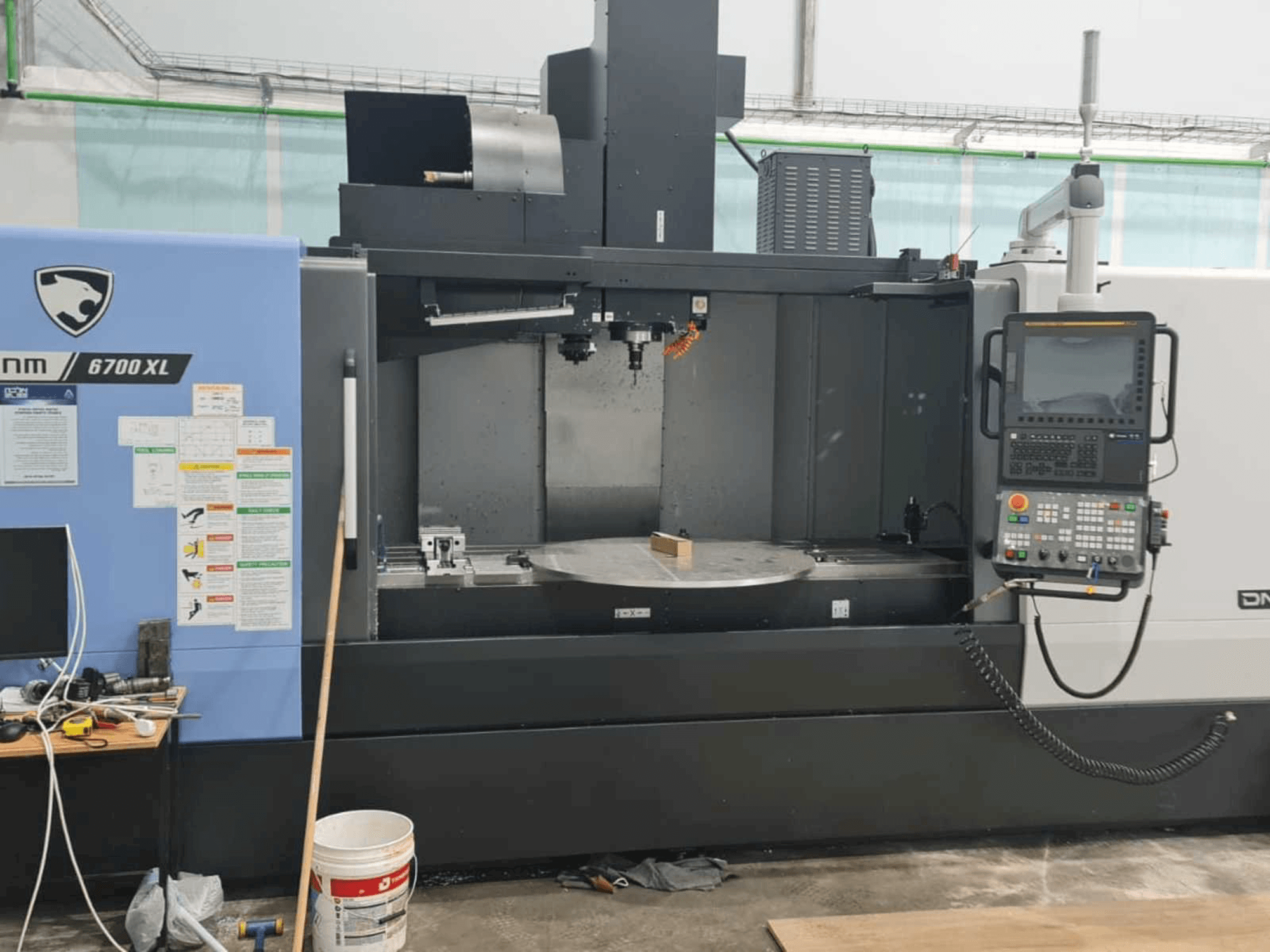 Widok z przodu maszyny Doosan DNM 6700 XL