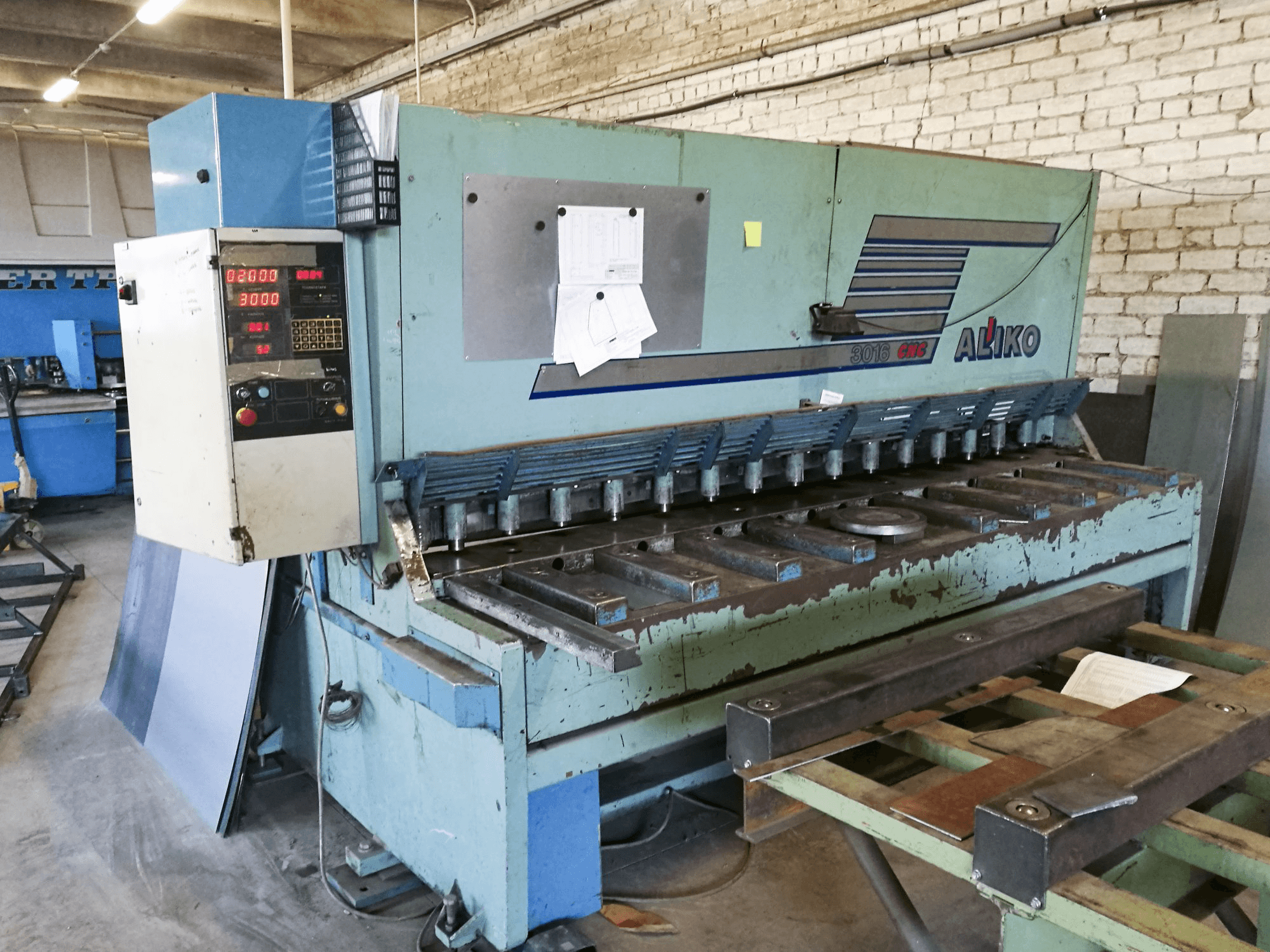 Widok z lewej 1 maszyny ALIKO AK 3016