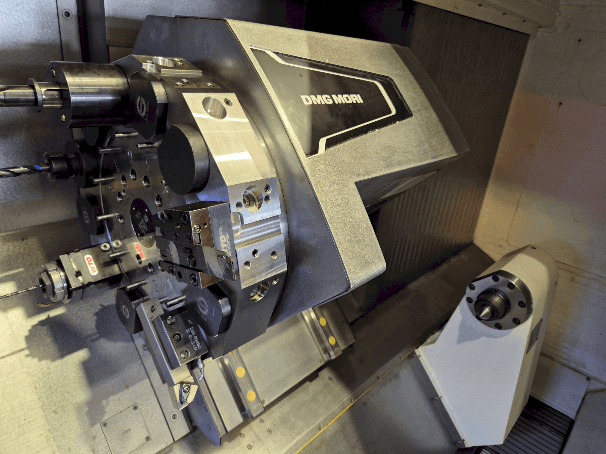 Widok z przodu maszyny DMG MORI CLX 550 V4