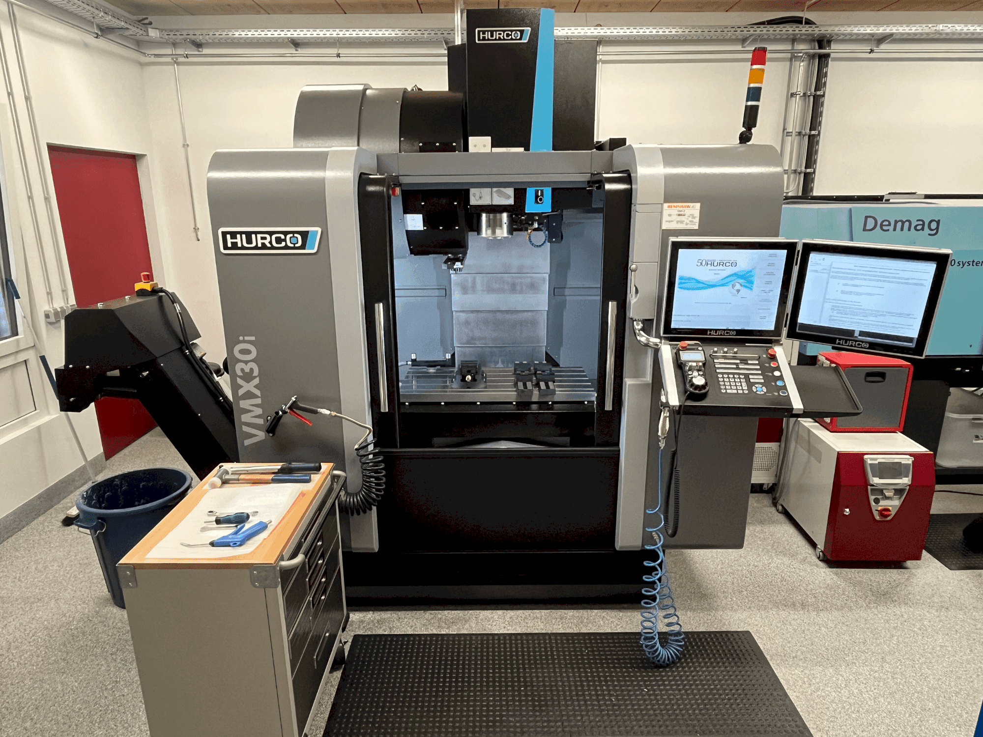 Widok z przodu maszyny Hurco VMX30i