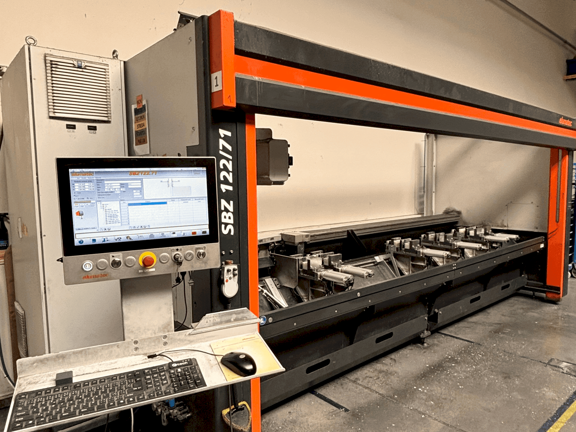 Widok z przodu maszyny Elumatec SBZ 122/71