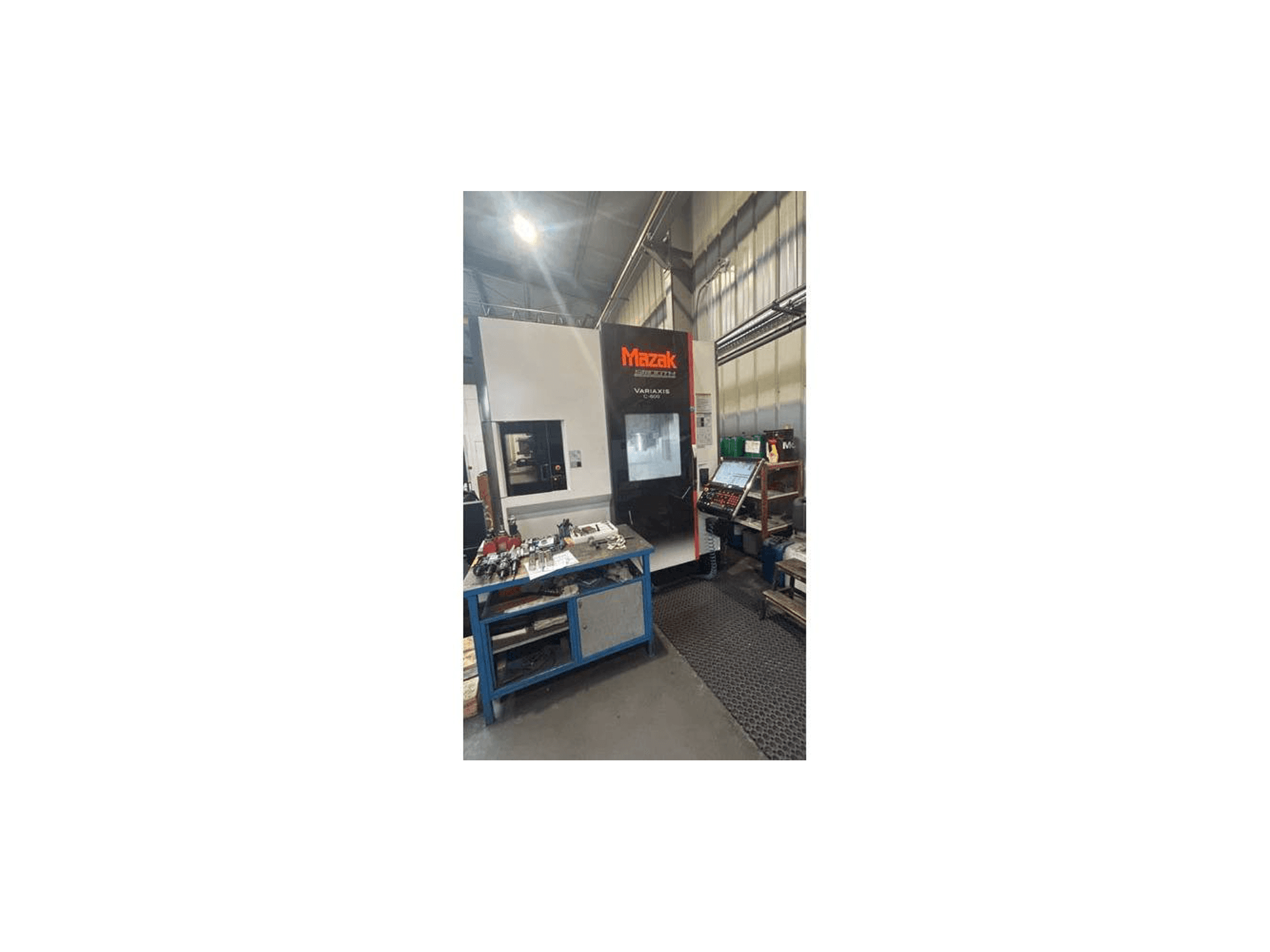 Widok z przodu maszyny Mazak Variaxis C-600